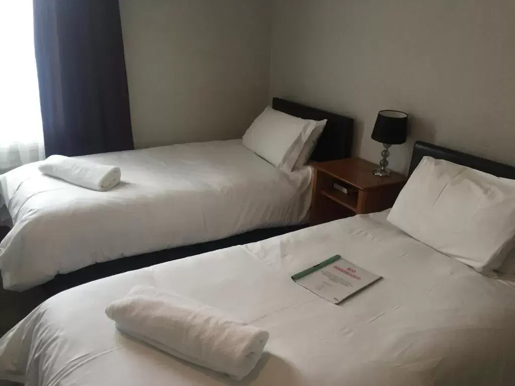 Triple Room with Private Bathroom in Albert & Victoria Hotel