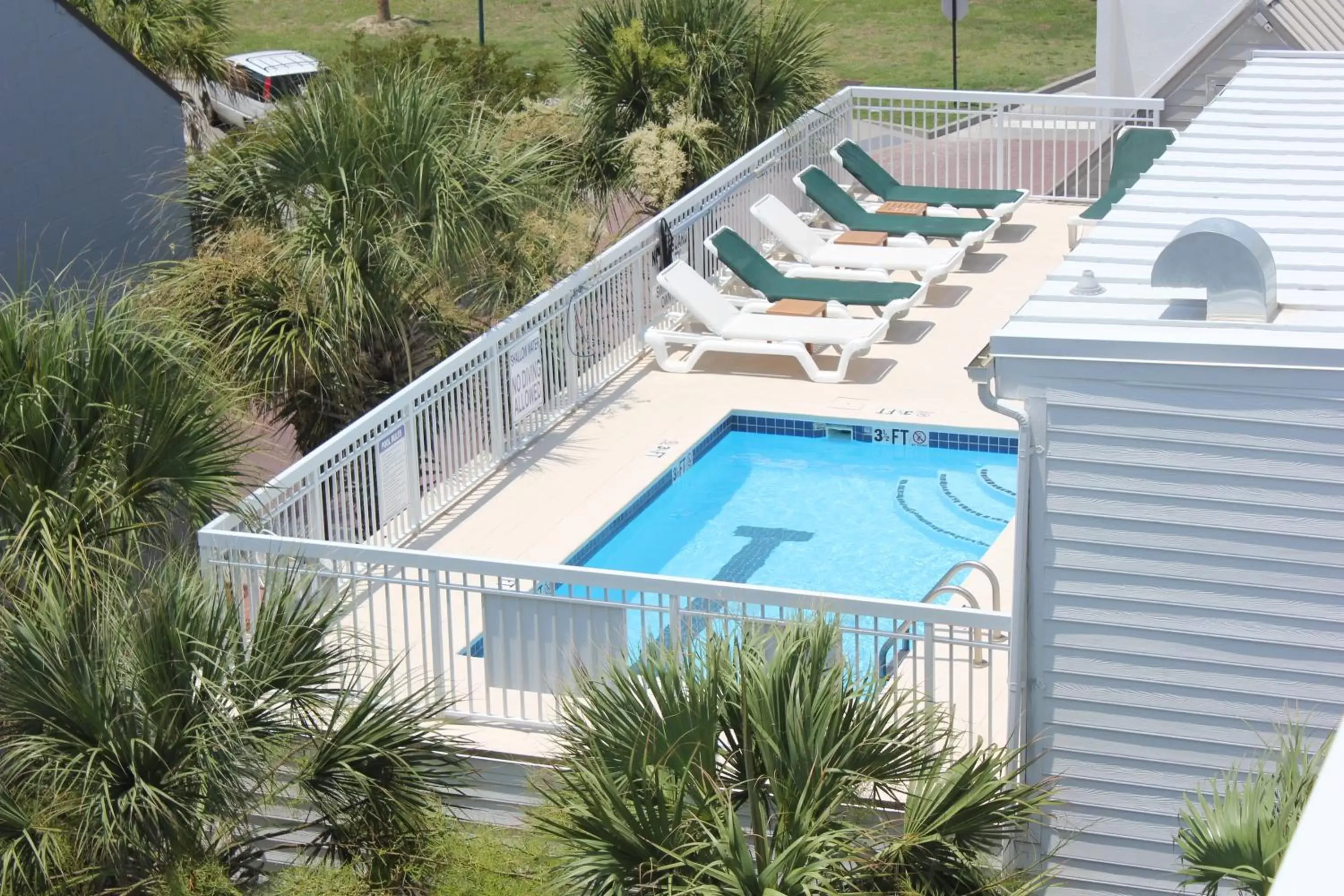 Day, Pool View in Seaside Inn - Isle of Palms