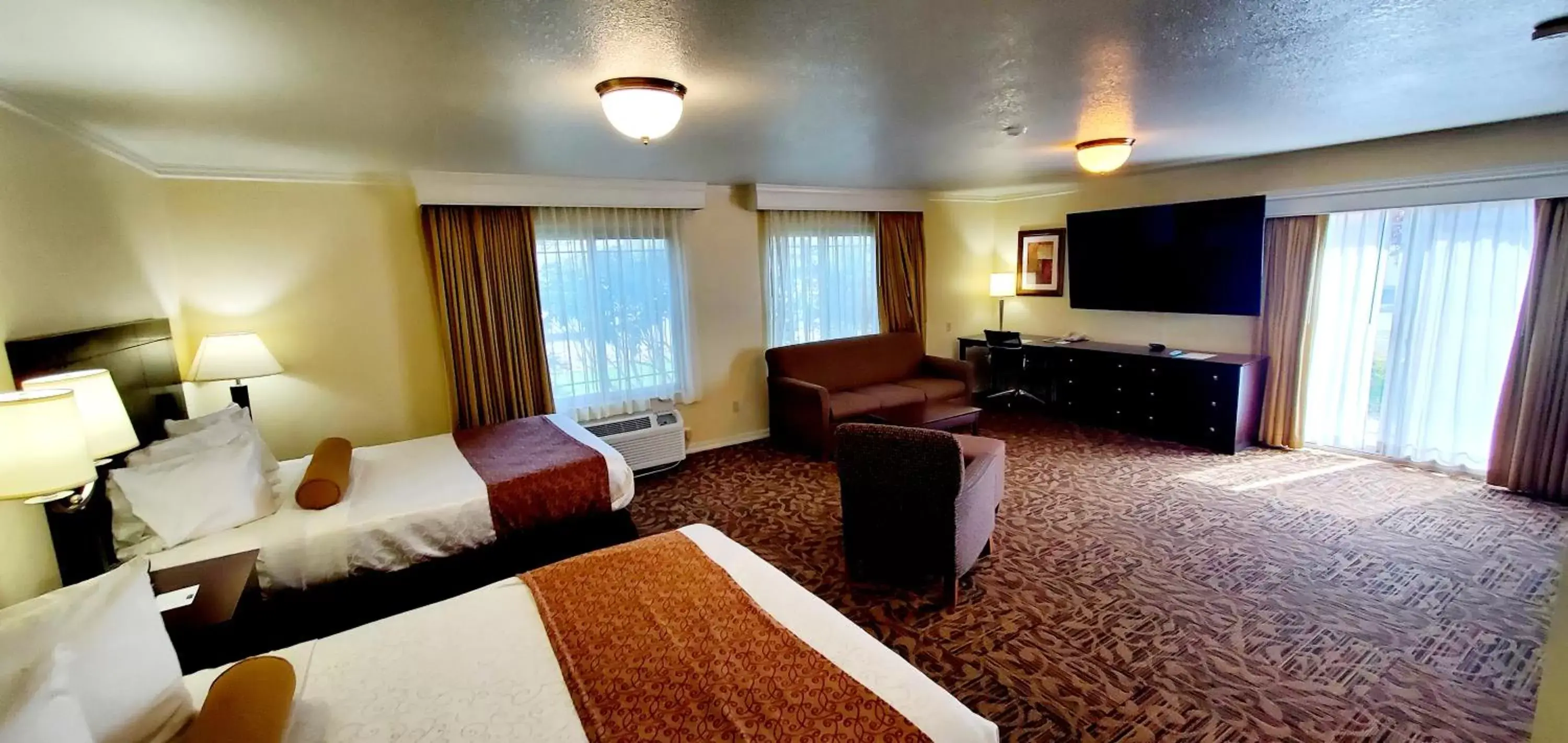 Photo of the whole room, TV/Entertainment Center in Best Western Plus Northwoods Inn