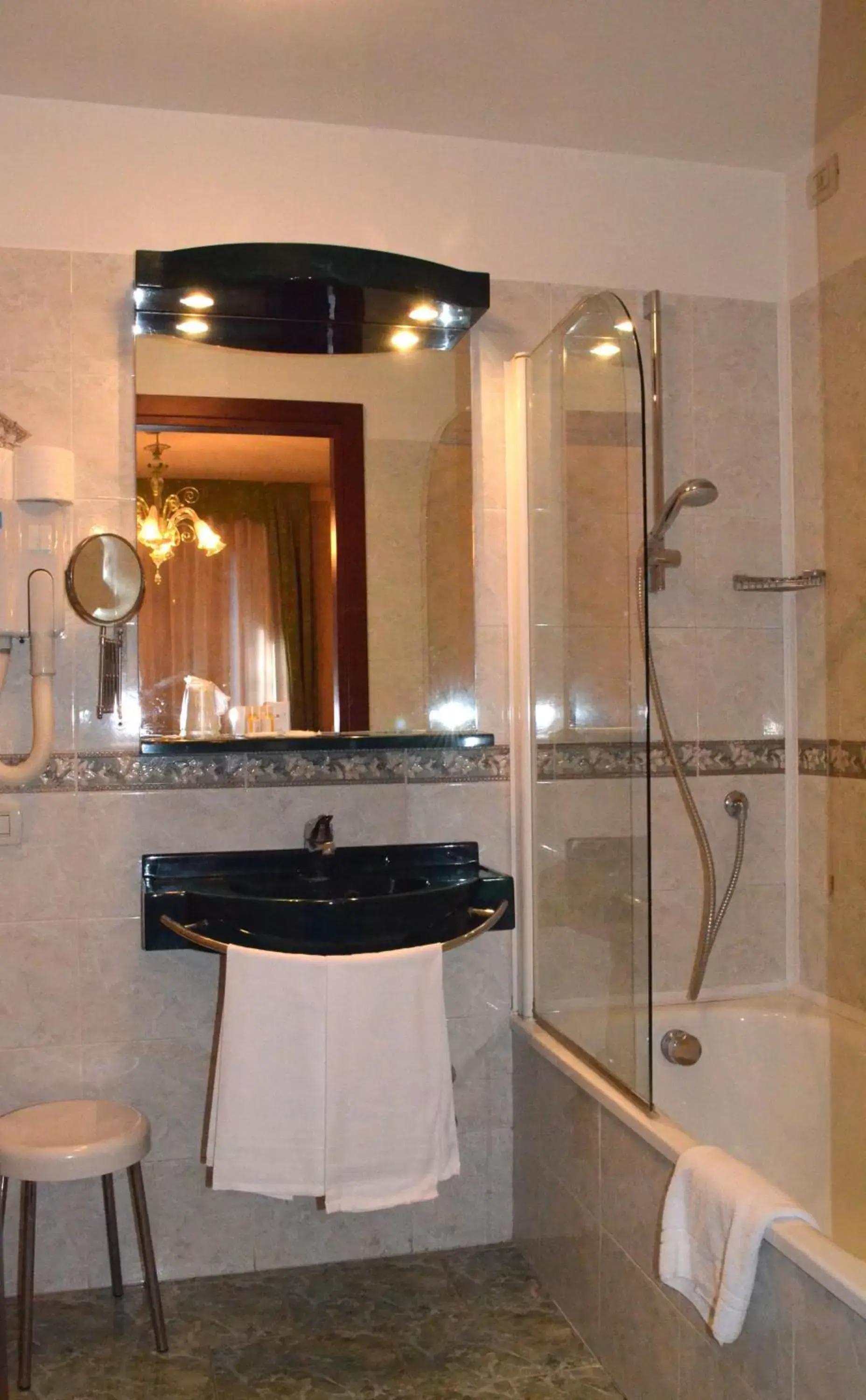 Bathroom in Hotel Villa Cipro