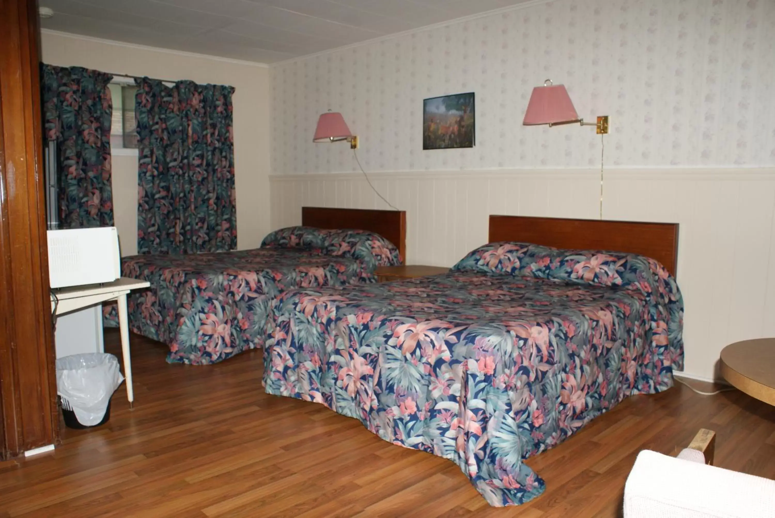 Photo of the whole room, Bed in Regent Motel