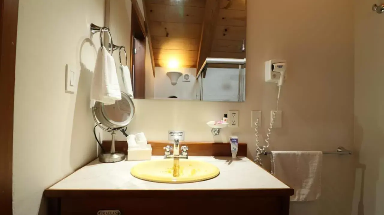 Shower, Bathroom in Hotel Casa de Familia de San Cristobal