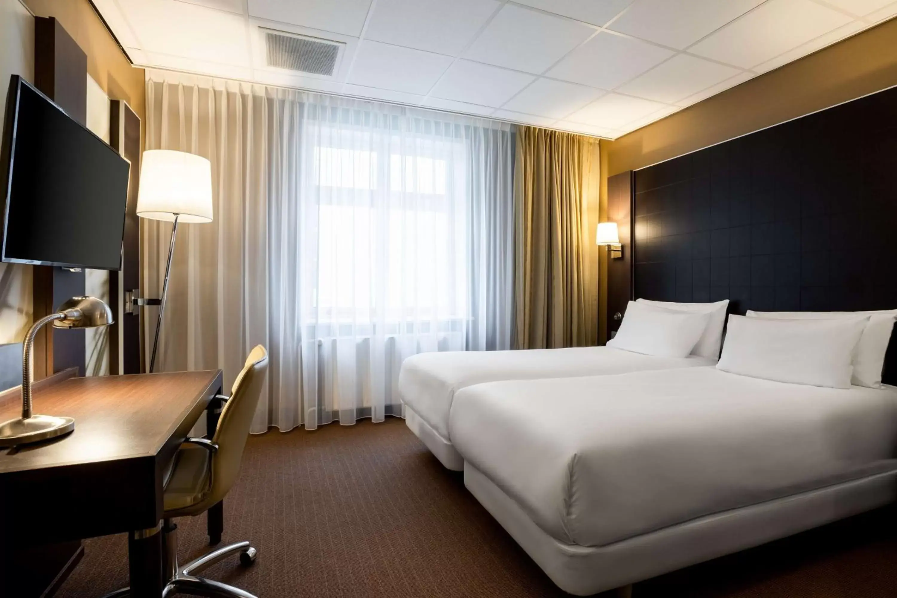 Photo of the whole room, Bed in NH Centre Utrecht Hotel
