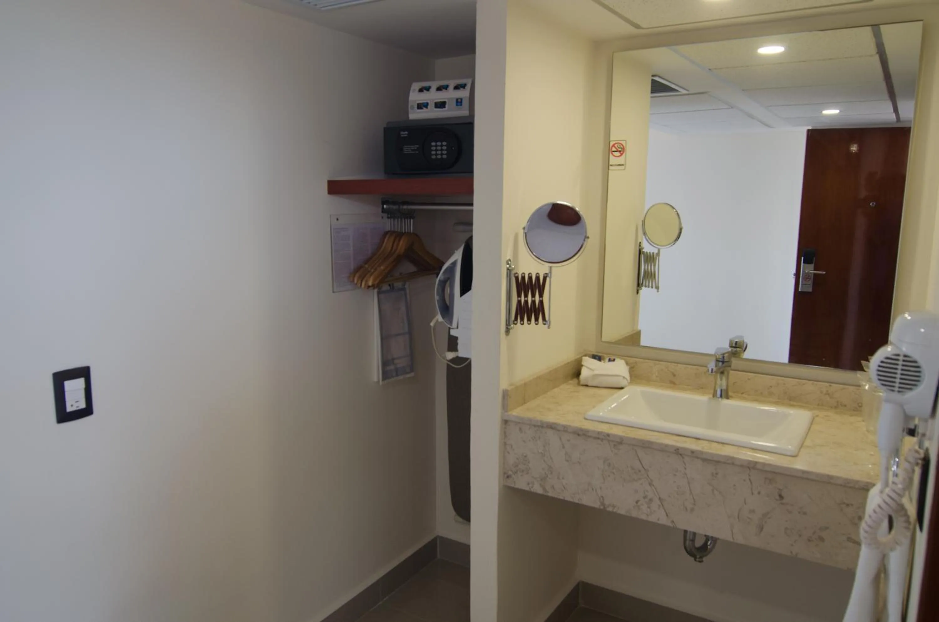 Bathroom in Hotel Hostal de Cortés