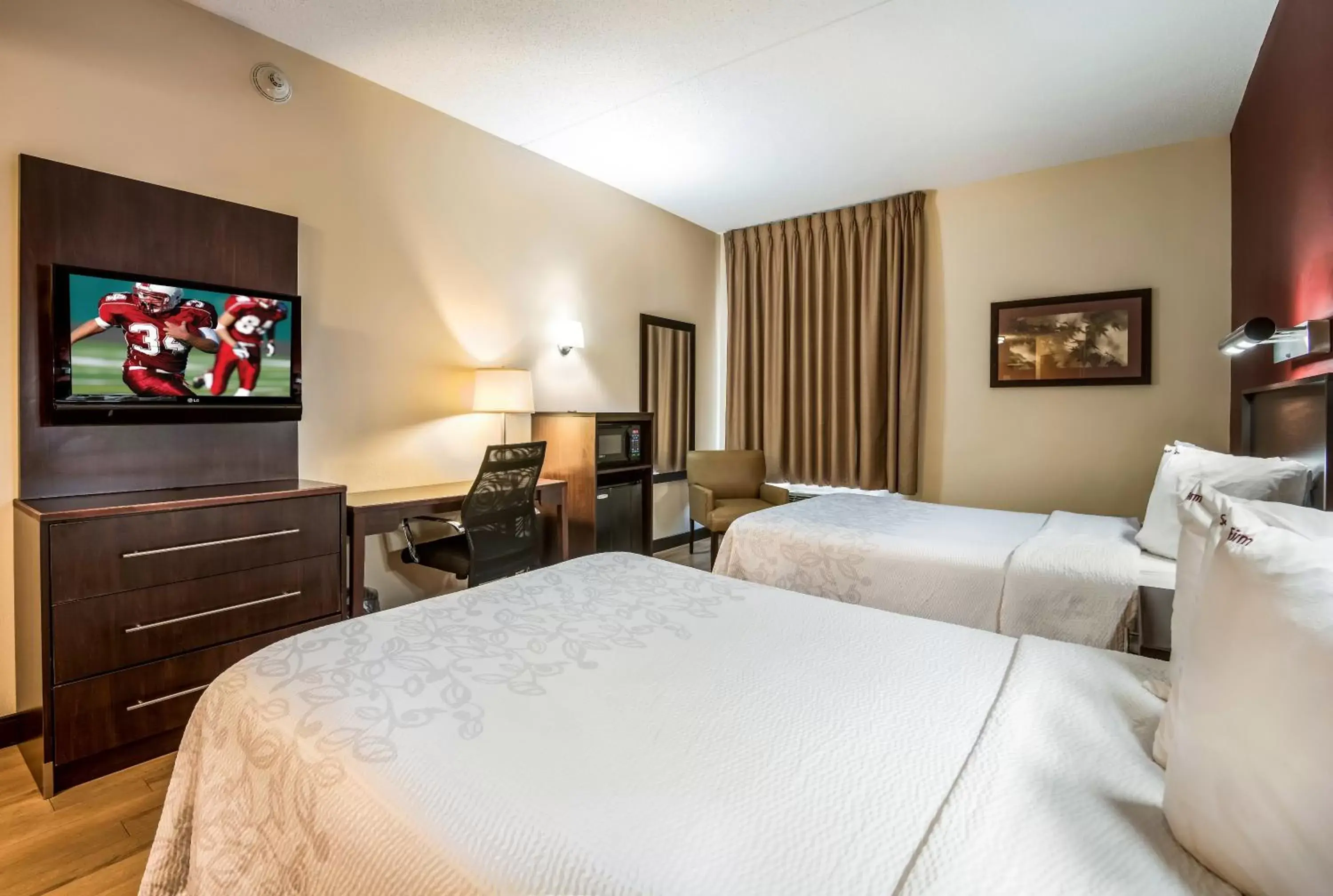 Photo of the whole room, Bed in Red Roof Inn PLUS+ San Antonio Downtown - Riverwalk