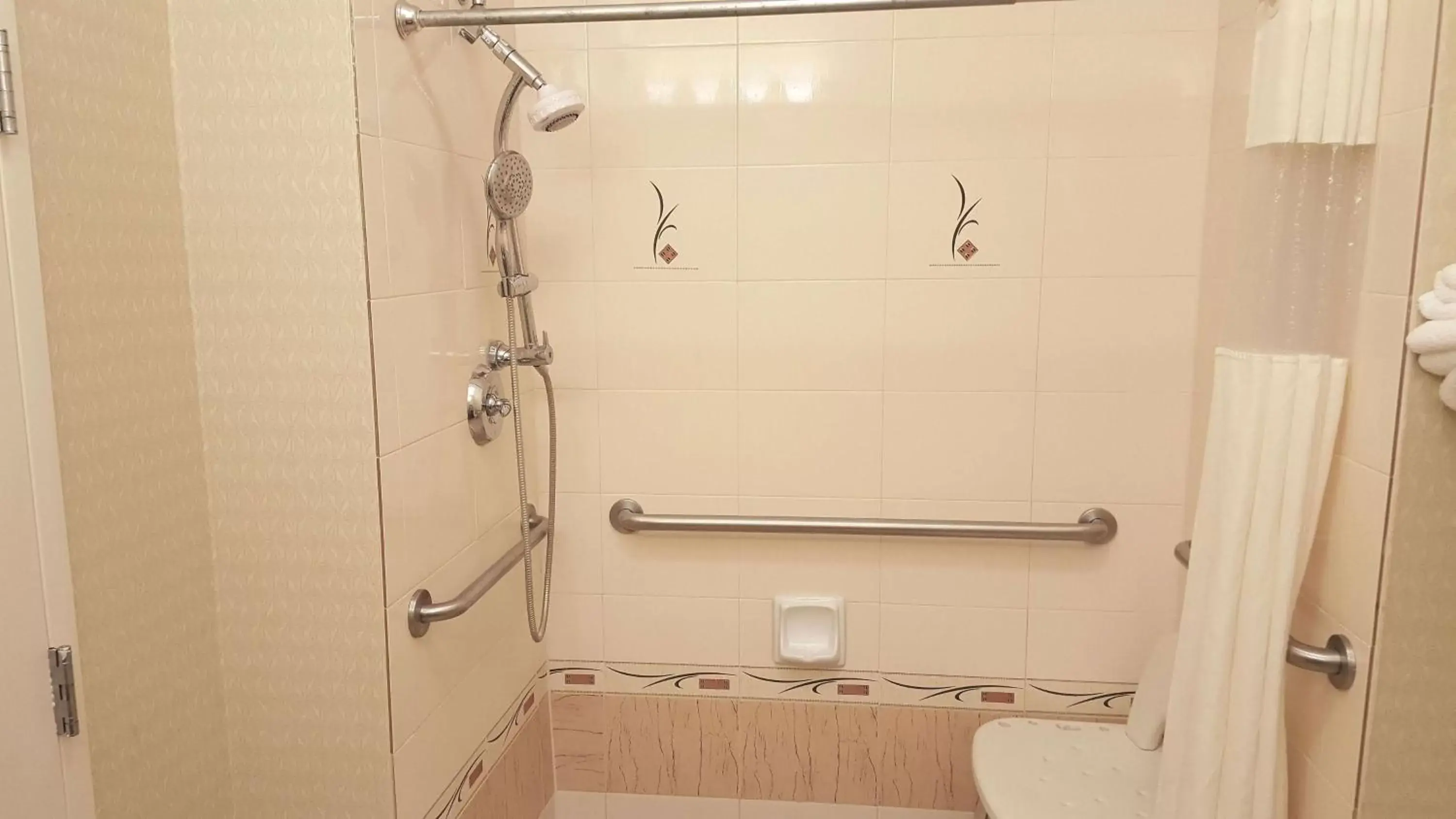 Deluxe King Room - Mobility and Hearing Impaired Access/Non-Smoking in La Quinta by Wyndham Savannah Airport - Pooler Deluxe King Room - Mobility and Hearing Impaired Access/Non-Smoking in La Quinta by Wyndham Savannah Airport - Pooler