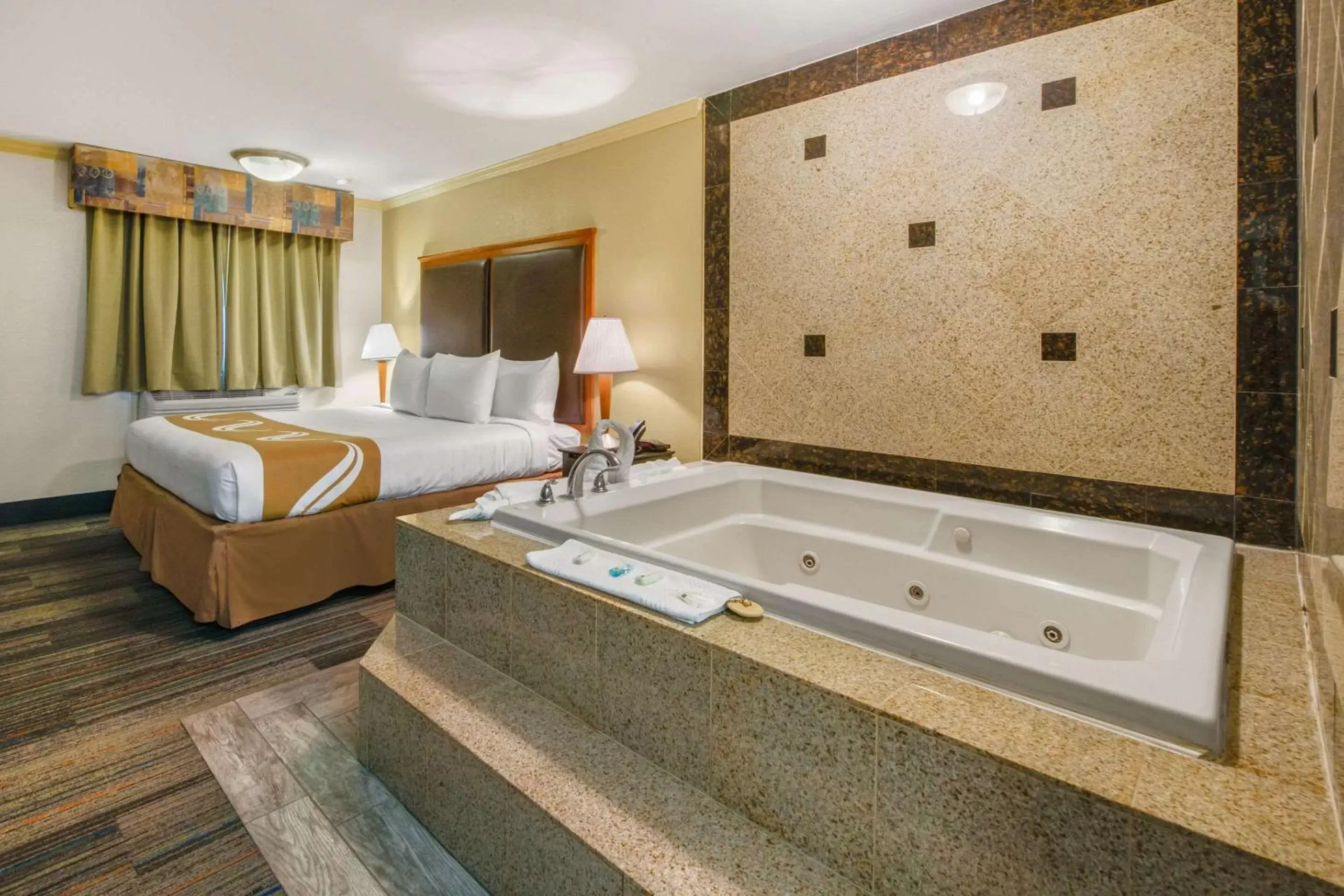 Hot Tub, Bathroom in Quality Inn & Suites