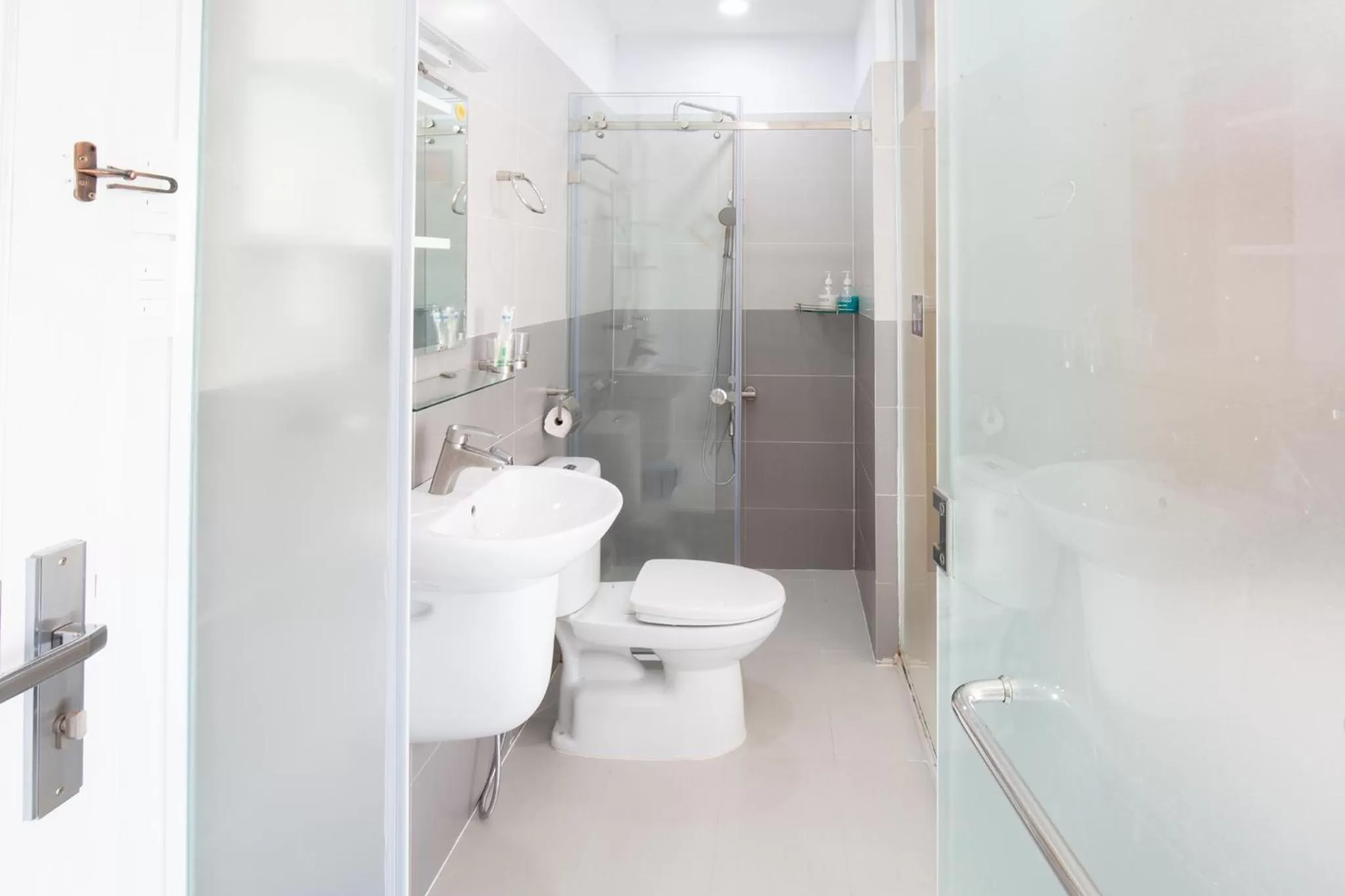Shower in HOSTIE SAIGON [WANDERLUST Home]