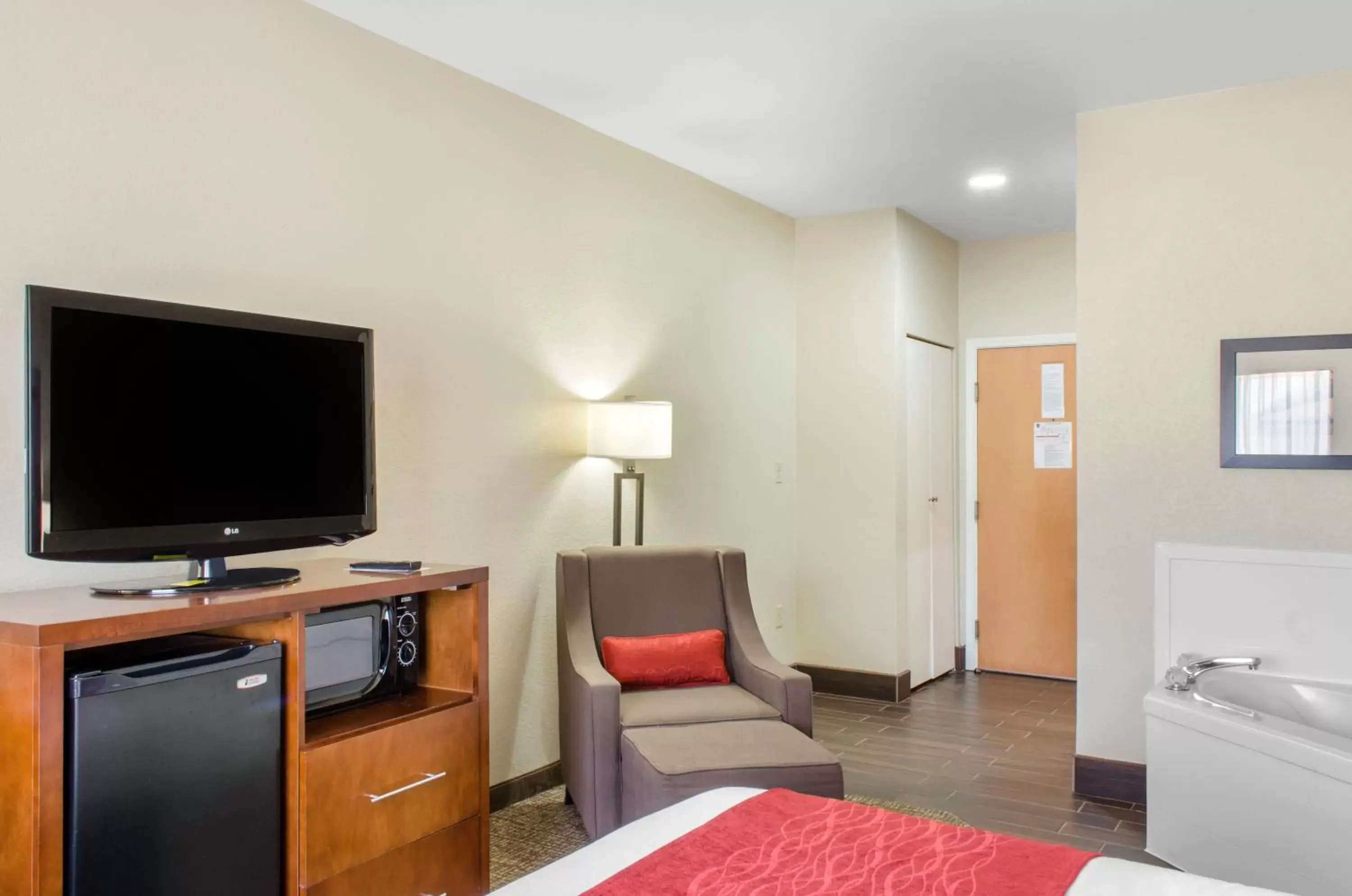 Bedroom, TV/Entertainment Center in Comfort Inn & Suites Covington - Mandeville