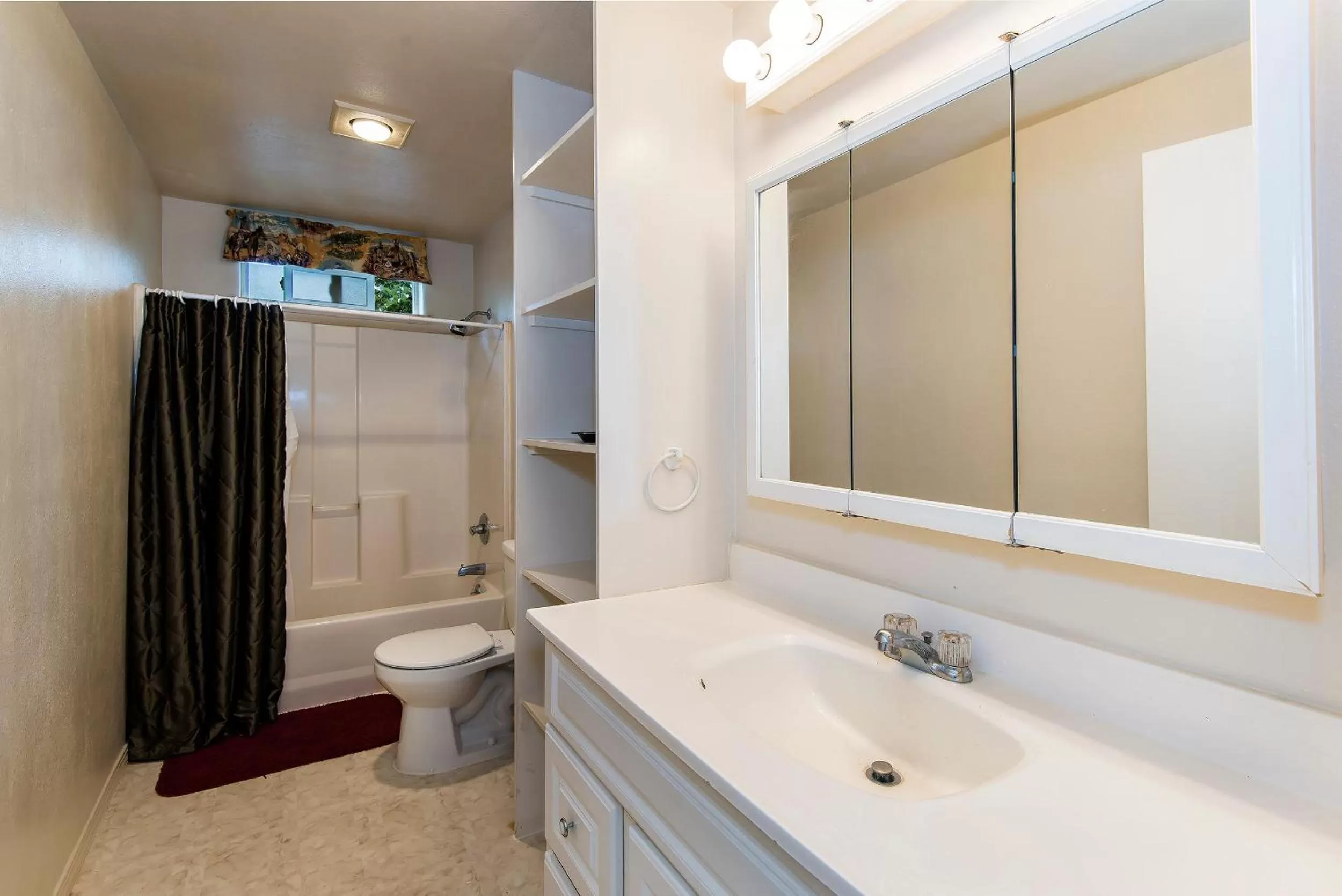 Bathroom in Virginia City Inn