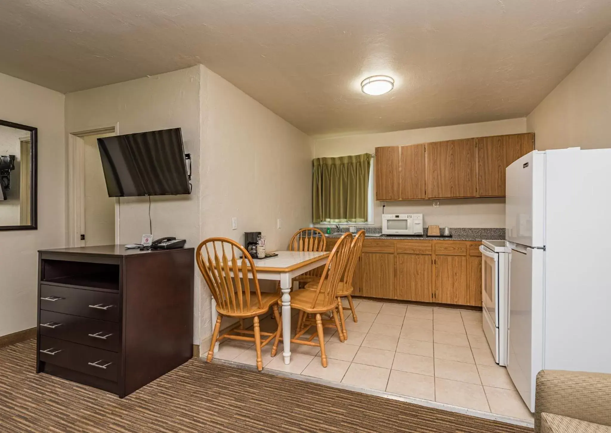 Kitchen/Kitchenette in Sundowner Motel Sequim