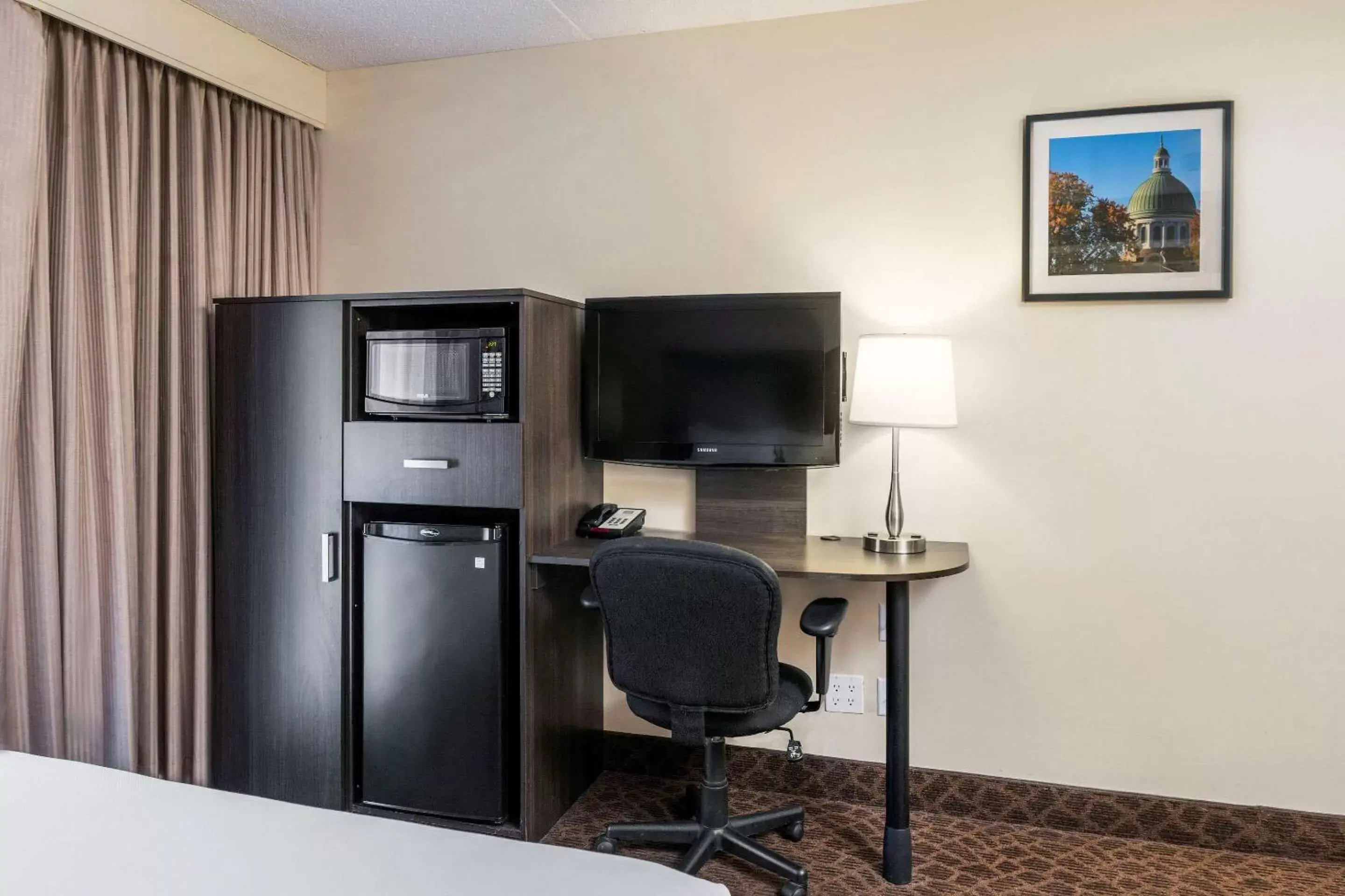 Bedroom, TV/Entertainment Center in Quality Inn & Conference Centre Kingston Central
