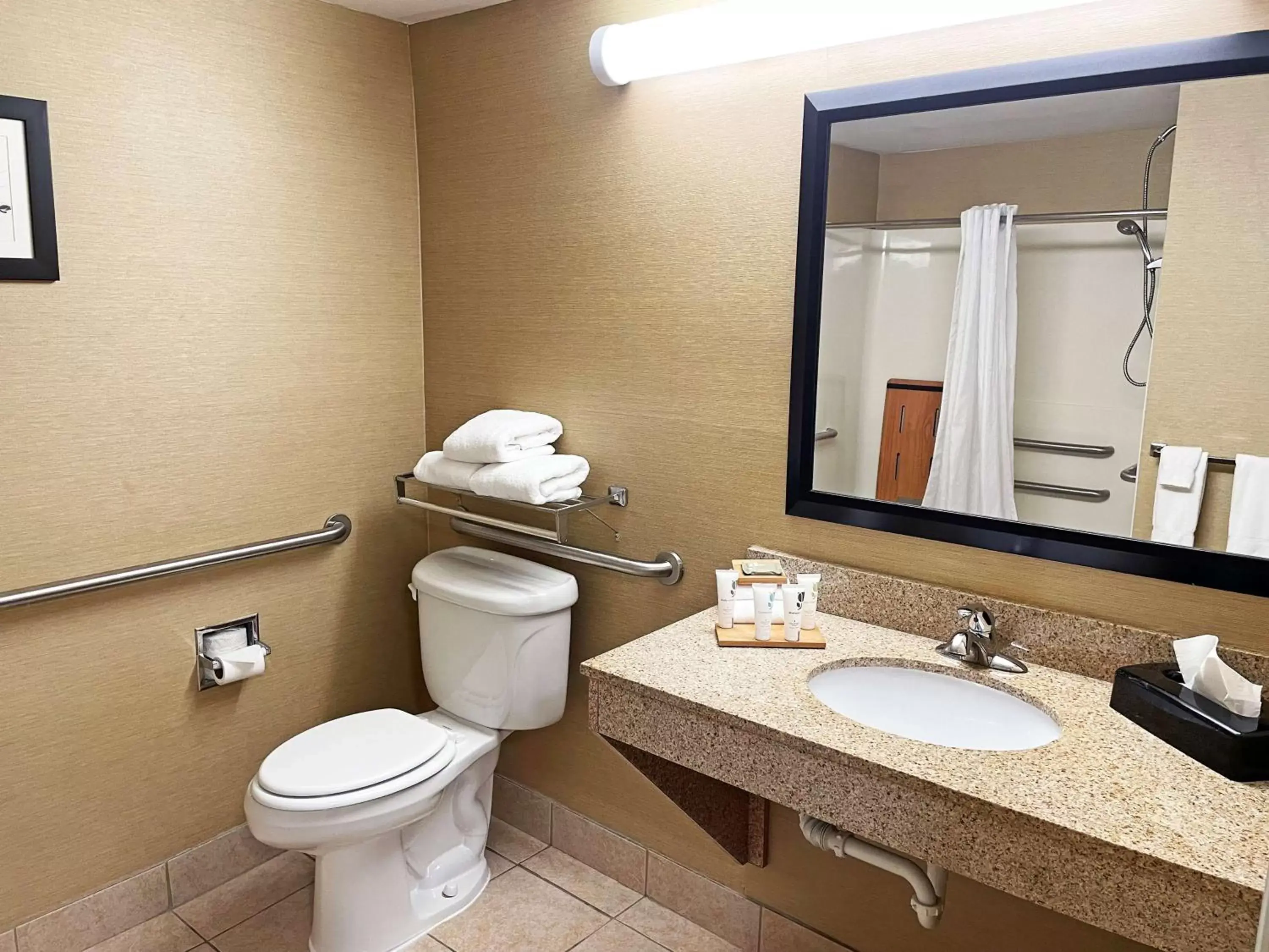 Bathroom in Country Inn & Suites by Radisson, Findlay, OH