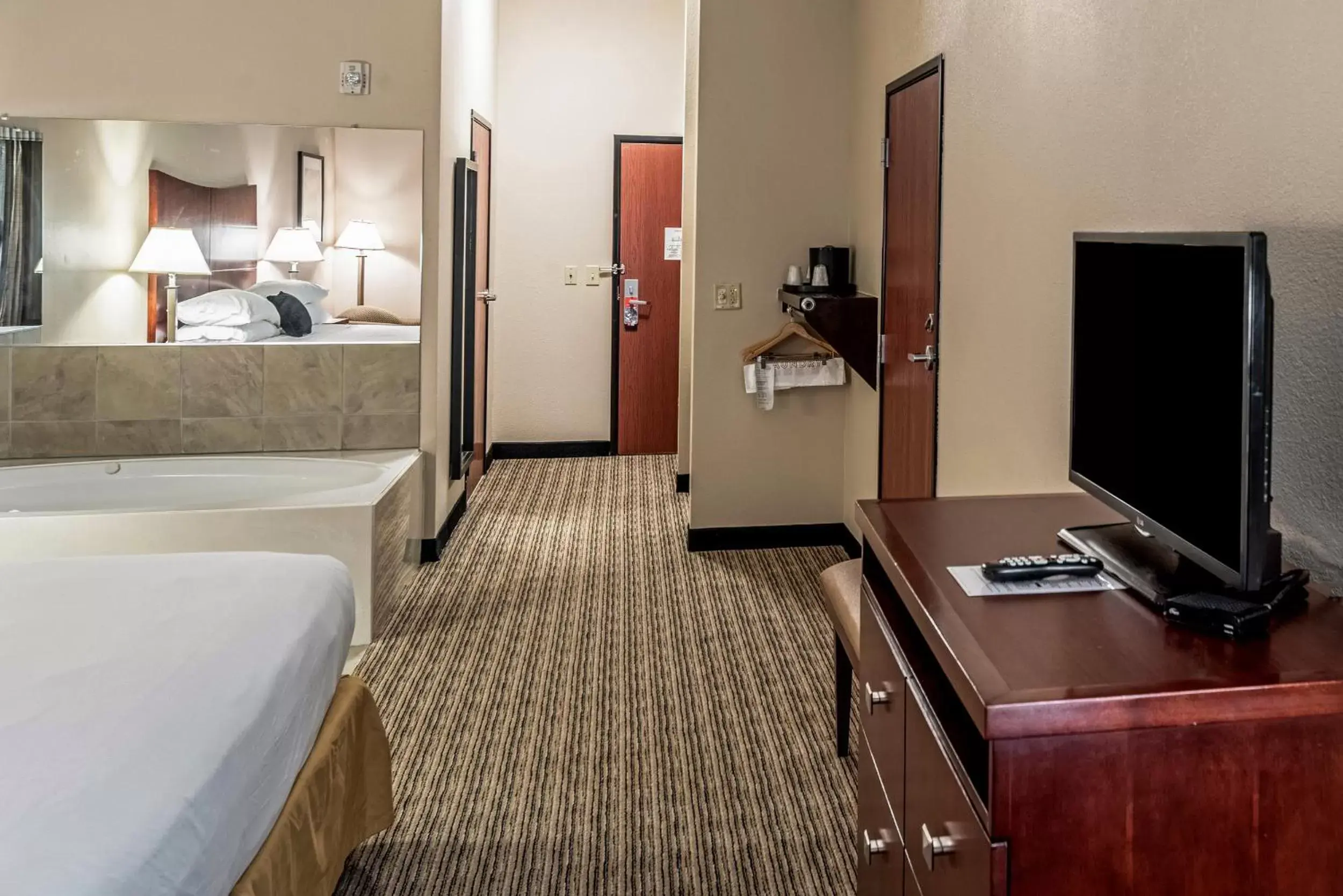 Bedroom, TV/Entertainment Center in Red Lion Inn & Suites Mineral Wells