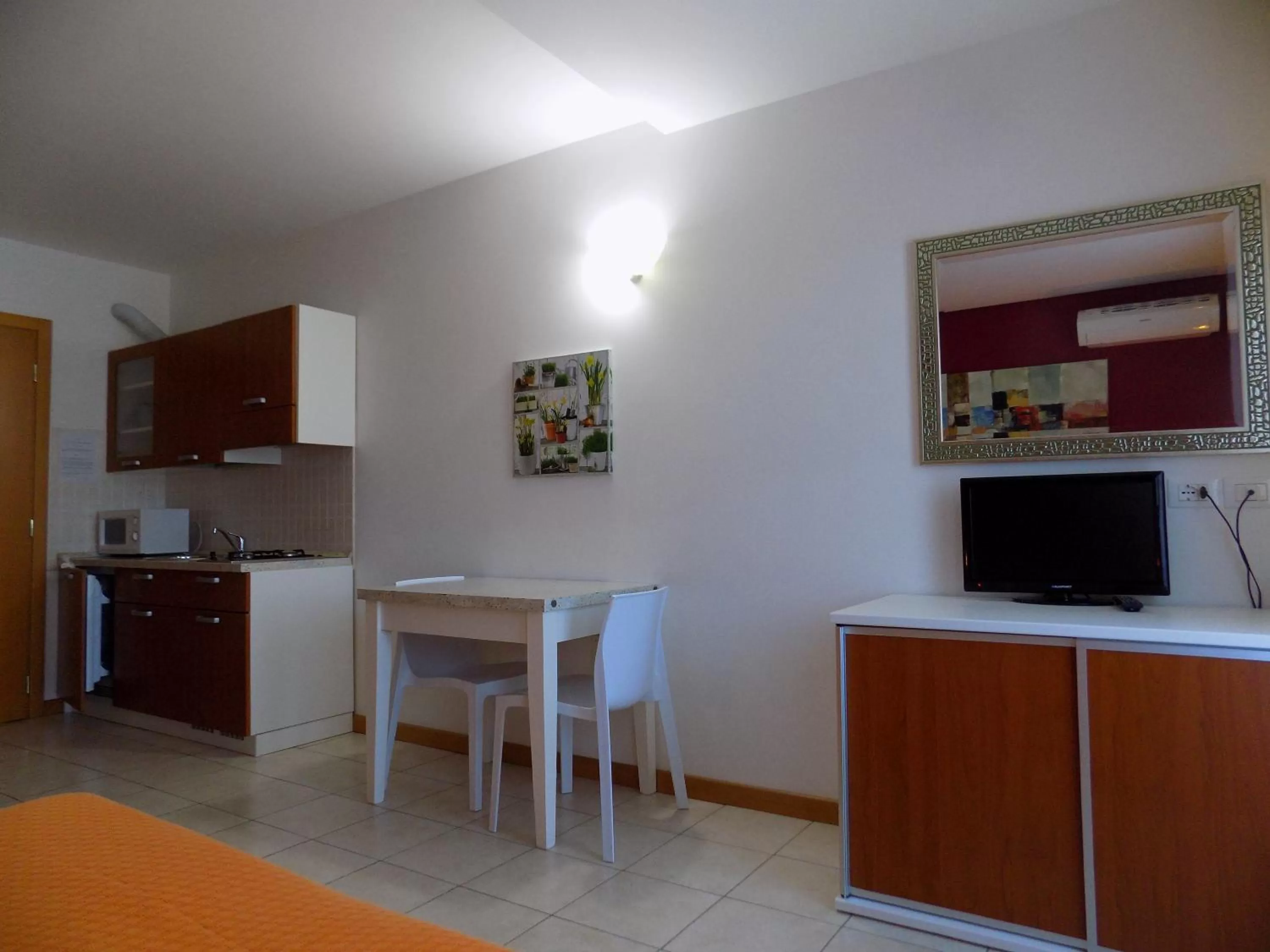 Kitchen or kitchenette, TV/Entertainment Center in Hotel Residence Sole