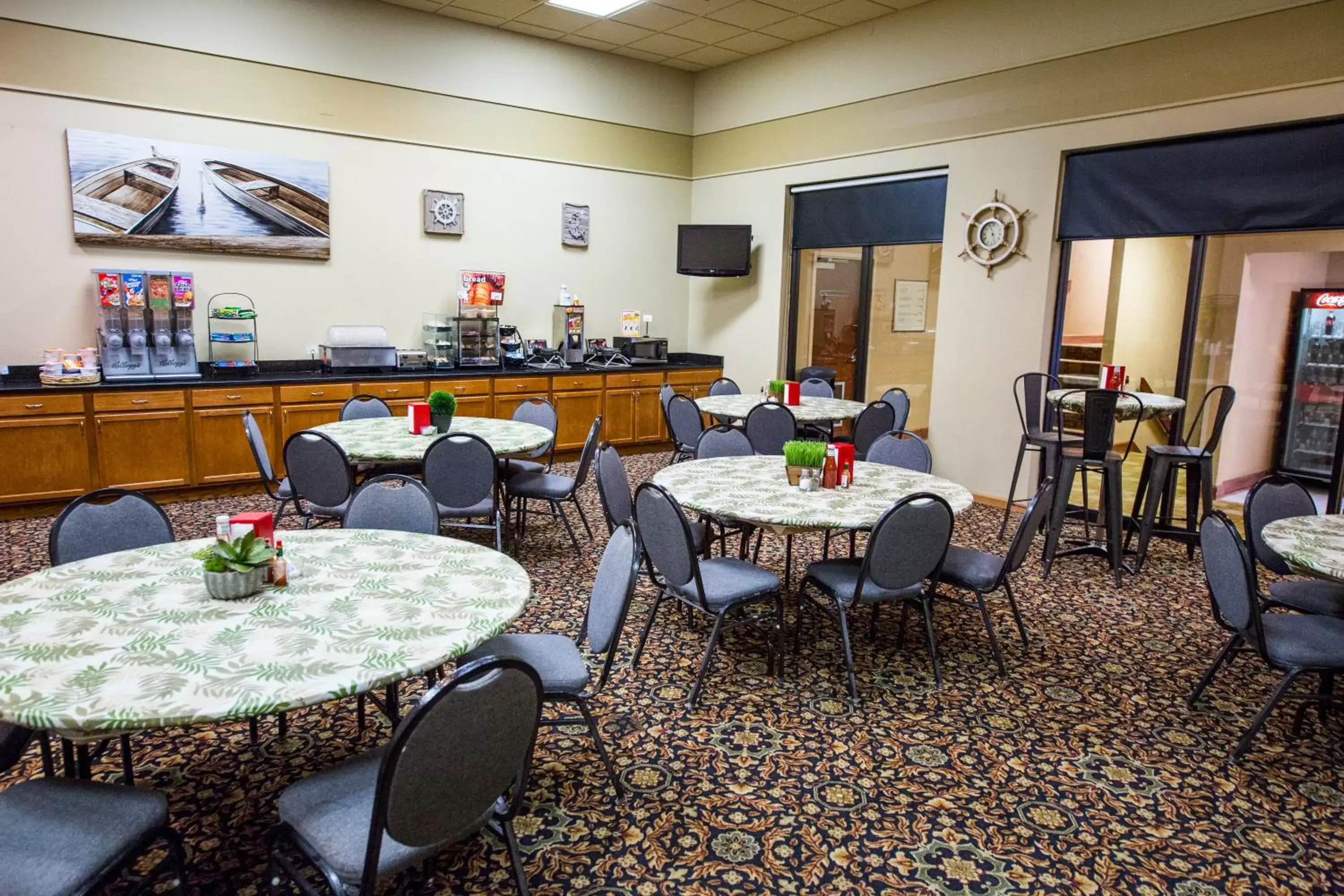 Continental breakfast, Restaurant/Places to Eat in Arrowwood Resort and Conference Center