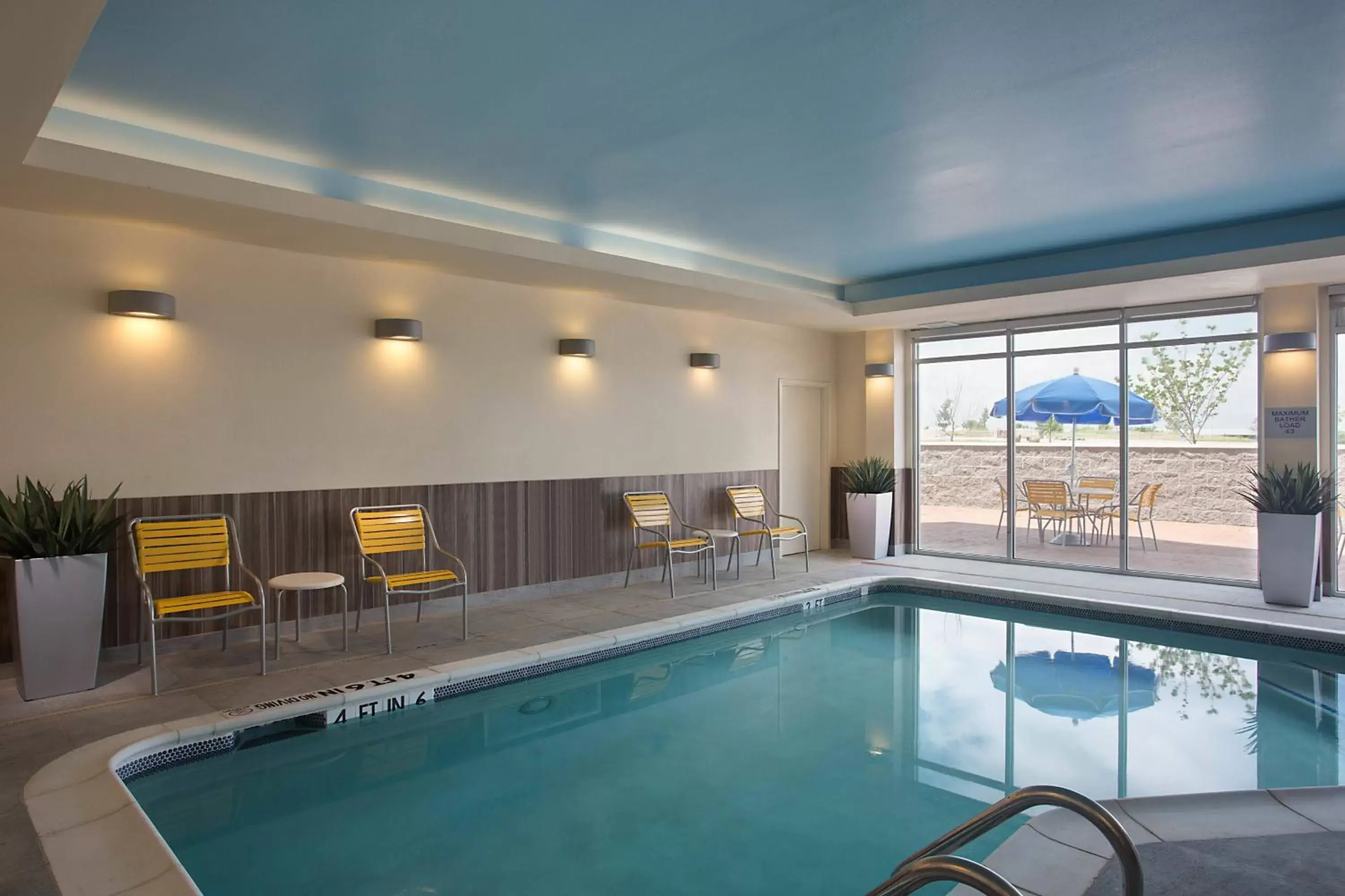 Swimming Pool in Fairfield Inn & Suites by Marriott Dallas West/I-30