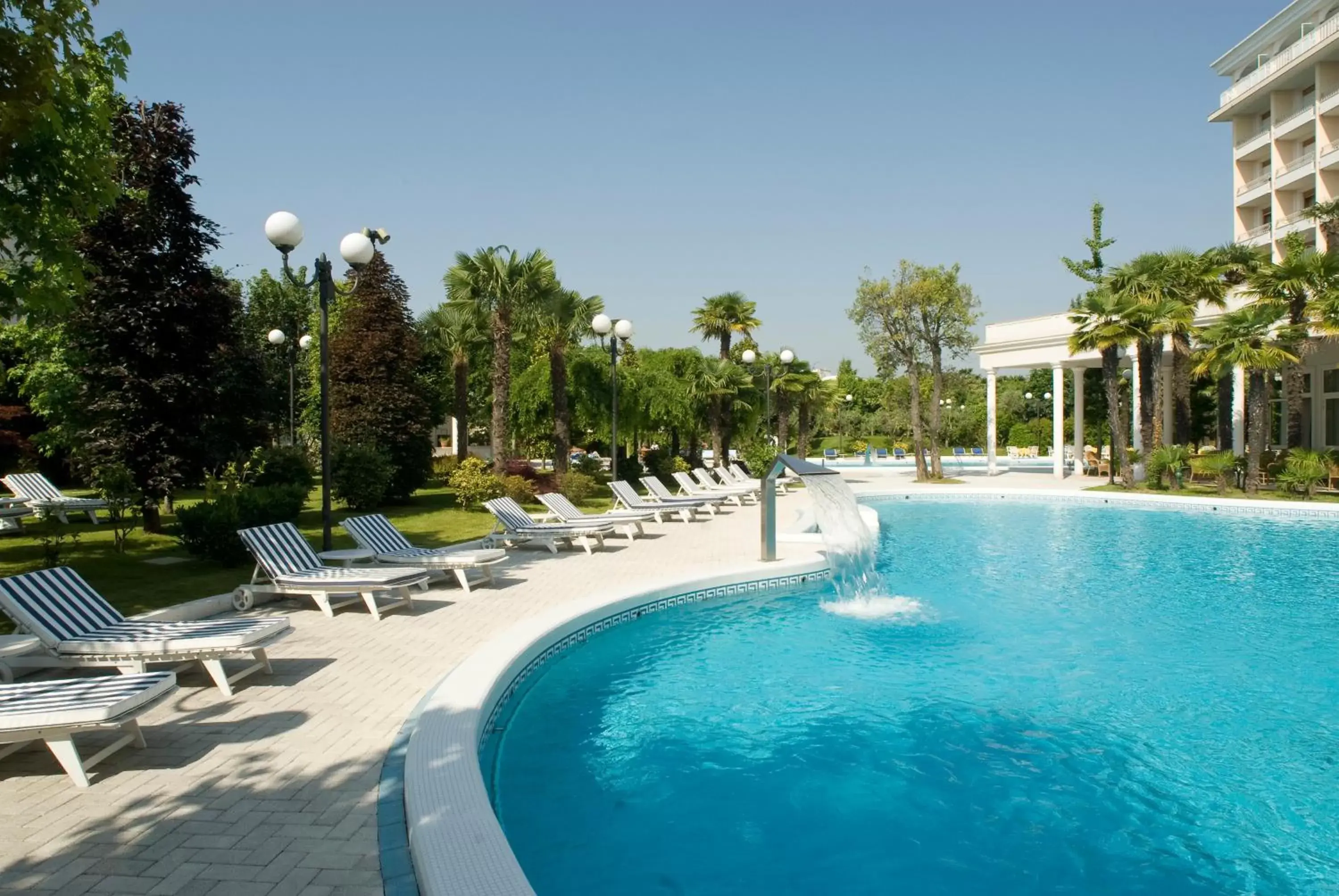 Garden, Swimming Pool in Hotel La Residence & Idrokinesis