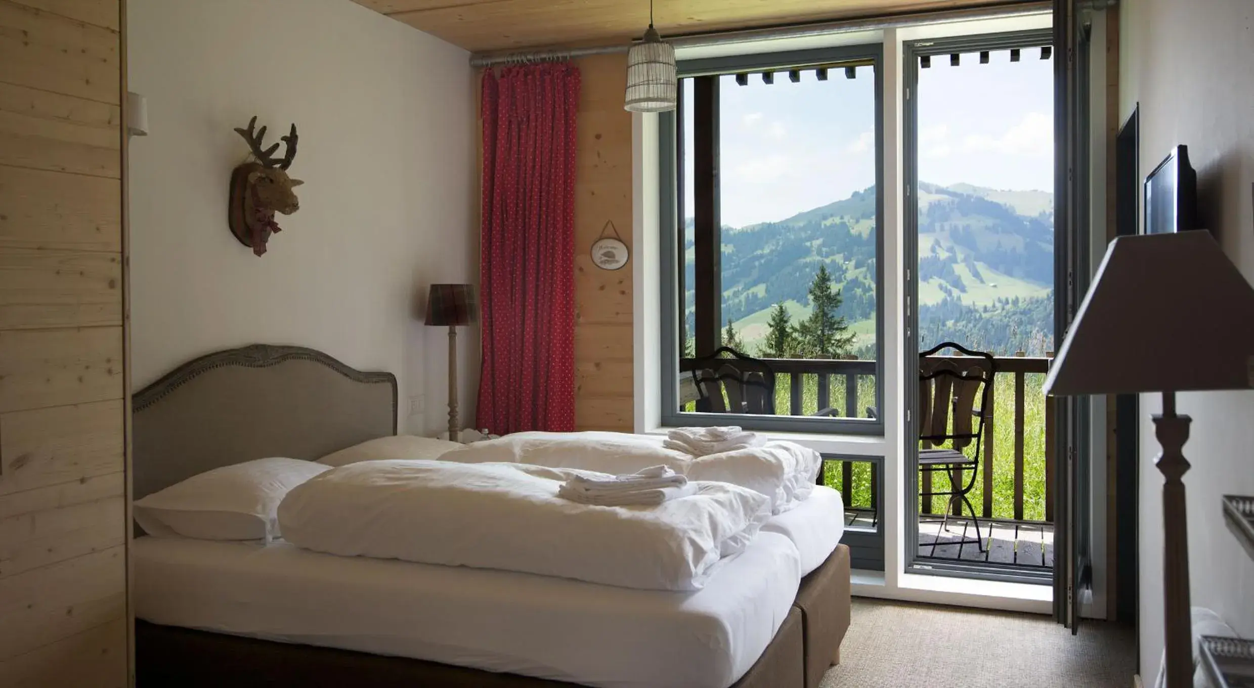 Photo of the whole room, Mountain View in Rinderberg Swiss Alpine Lodge