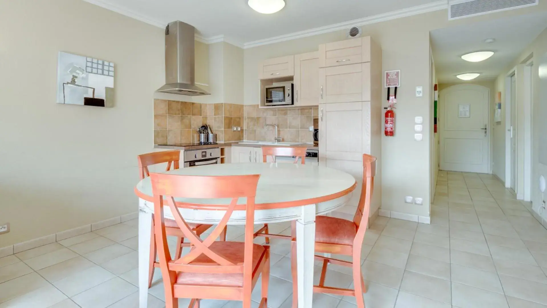 Kitchen or kitchenette, Dining Area in Vacancéole  Le Domaine de Camiole