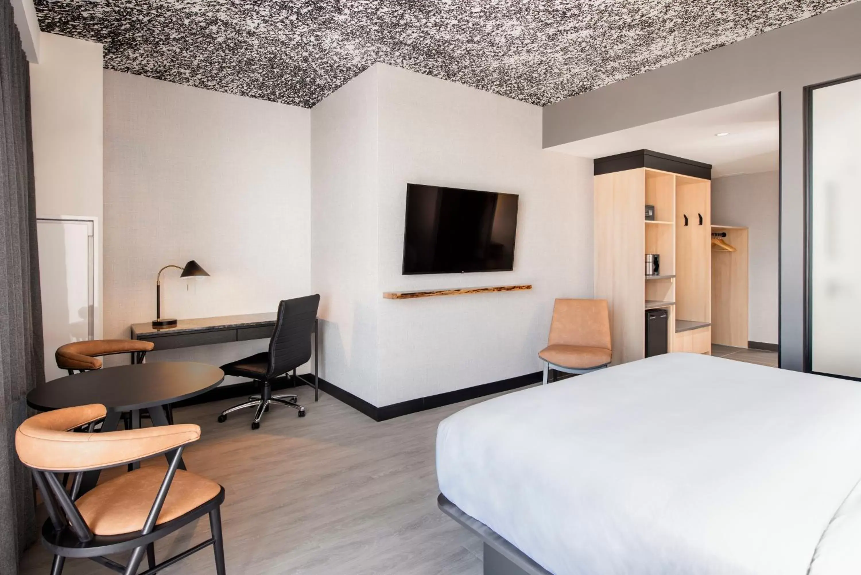 Deluxe King Room - single occupancy in Dakota Dunes Resort Deluxe King Room - single occupancy in Dakota Dunes Resort