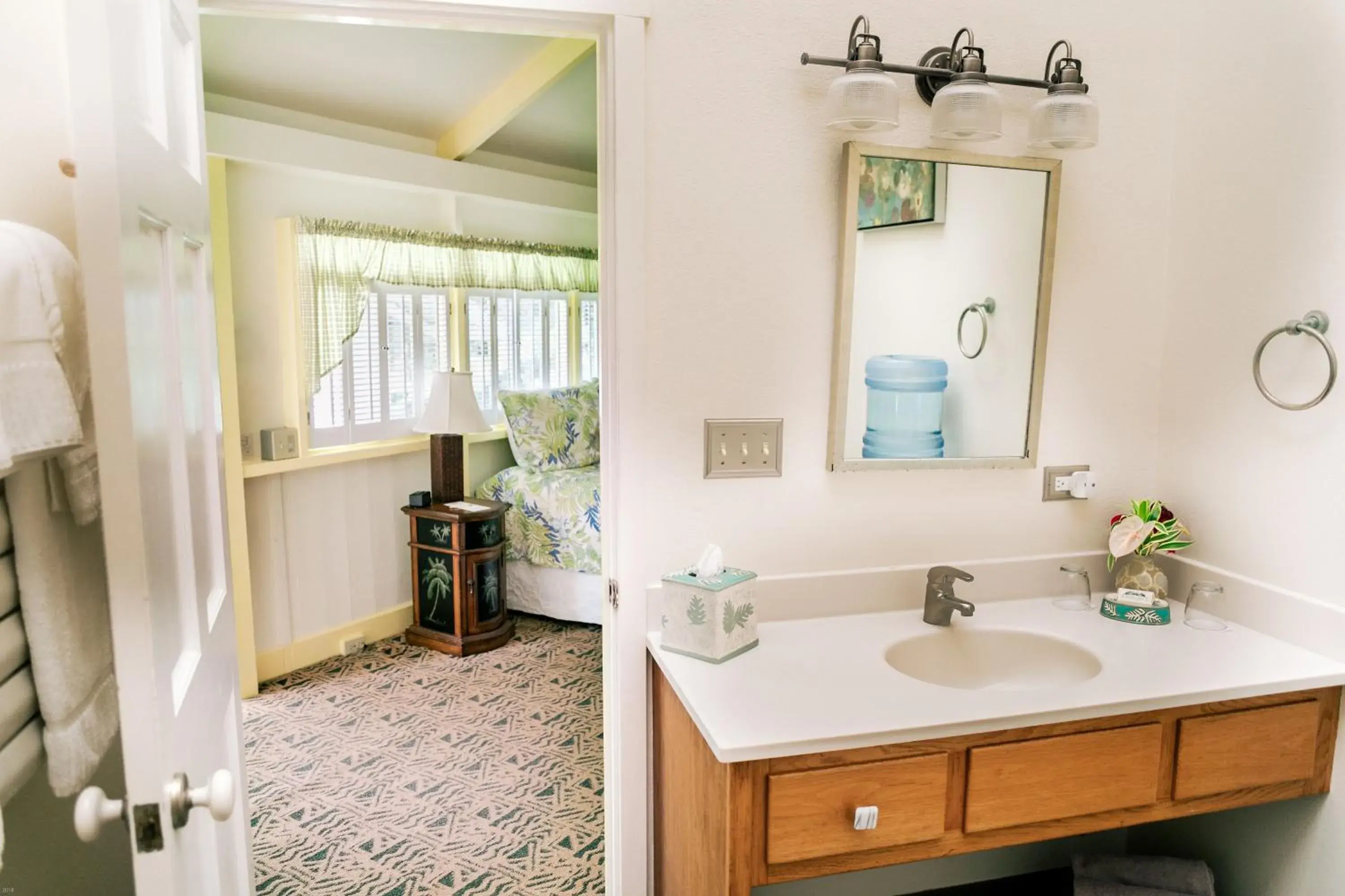 Bathroom in Kilauea Lodge and Restaurant