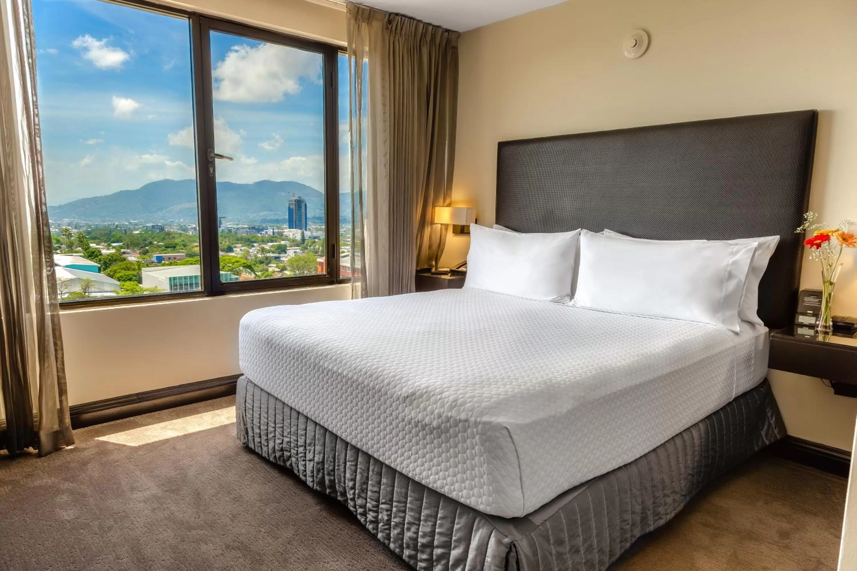 Photo of the whole room, Bed in Crowne Plaza San Salvador, an IHG Hotel