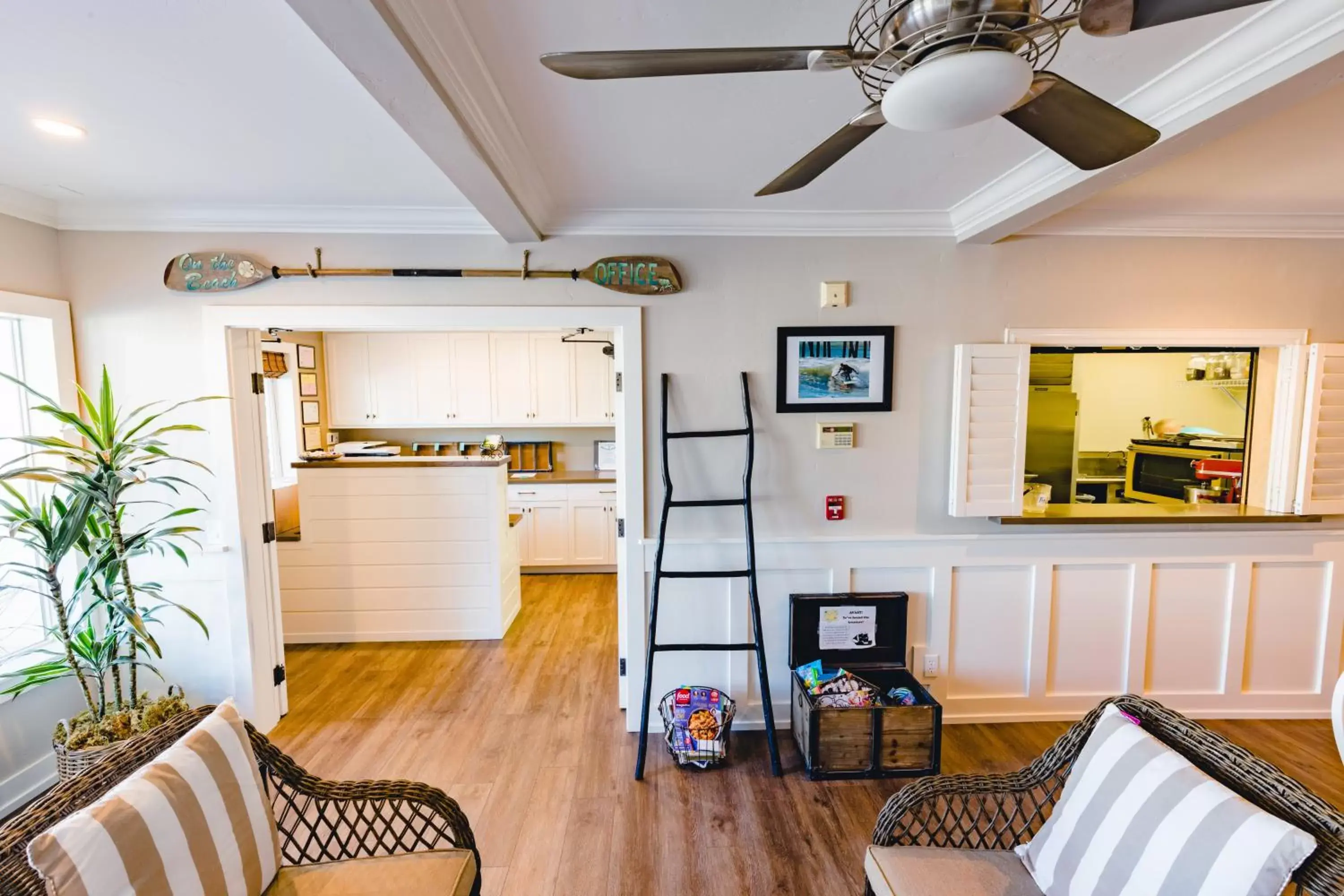 Lobby or reception, Kitchen/Kitchenette in On the Beach Bed and Breakfast