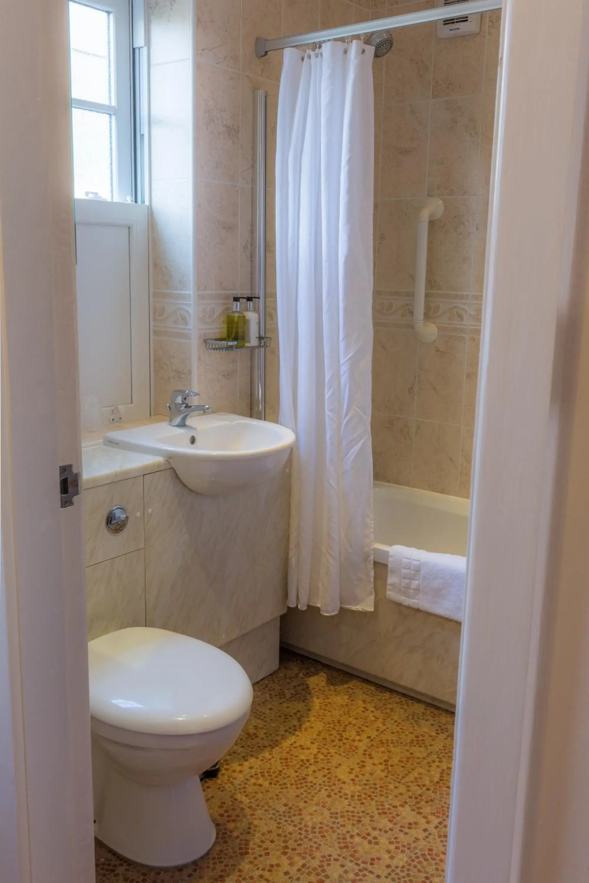 Bathroom in Best Western Sysonby Knoll