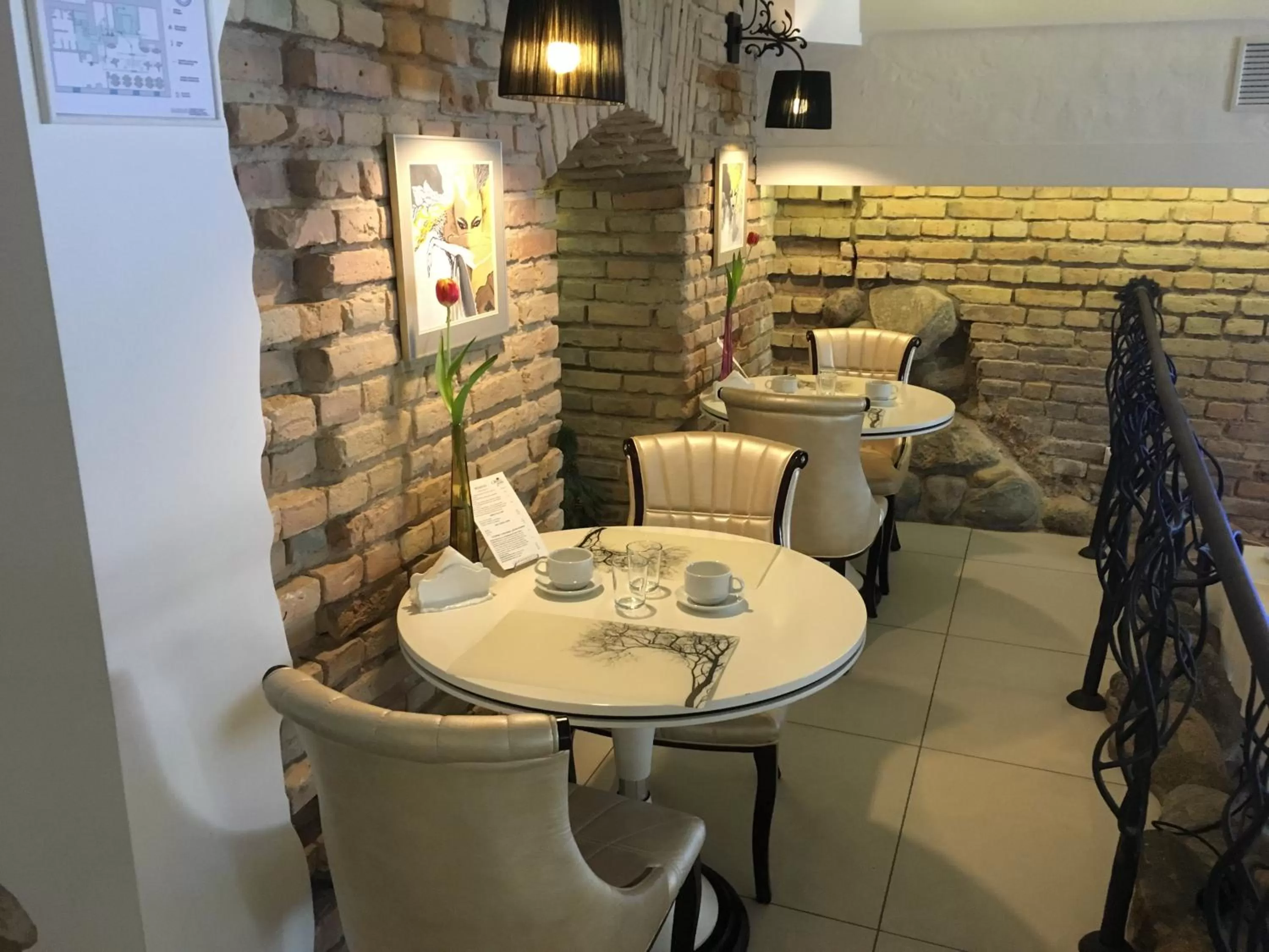 Restaurant/places to eat in Moon Garden Old Town Hotel