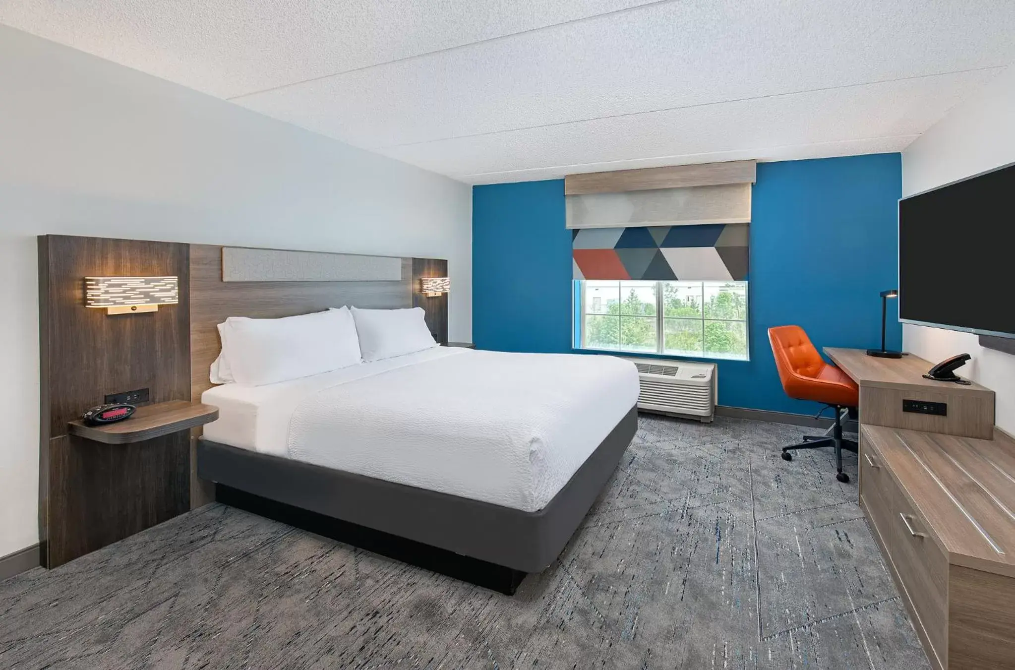 Photo of the whole room, Bed in Holiday Inn Express & Suites Columbus at Northlake, an IHG Hotel