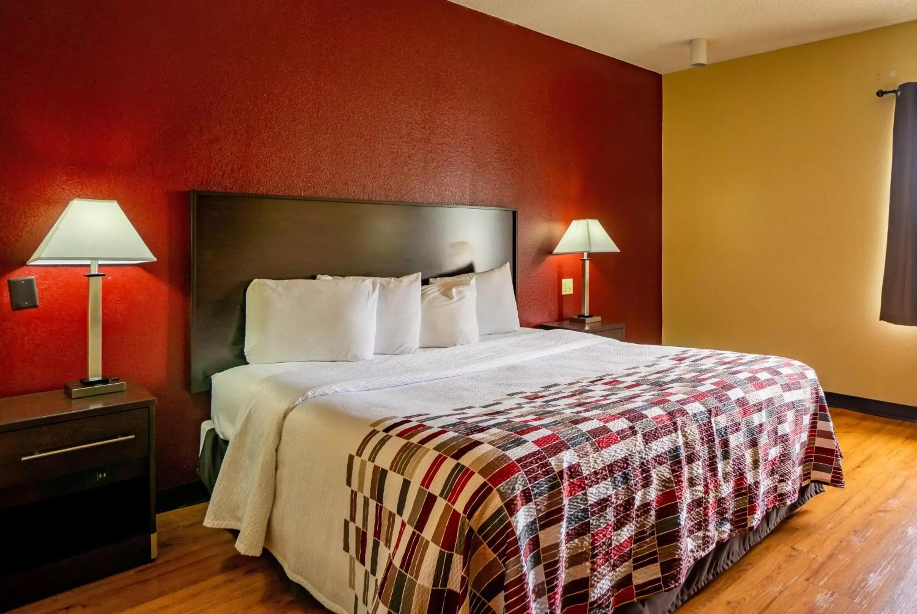 Photo of the whole room, Bed in Red Roof Inn & Suites Indianapolis Airport