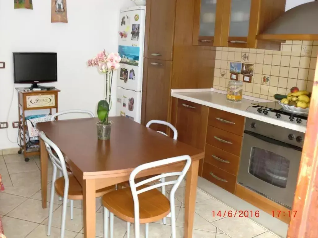 Kitchen/Kitchenette in B&B Il Giardinetto Alghero