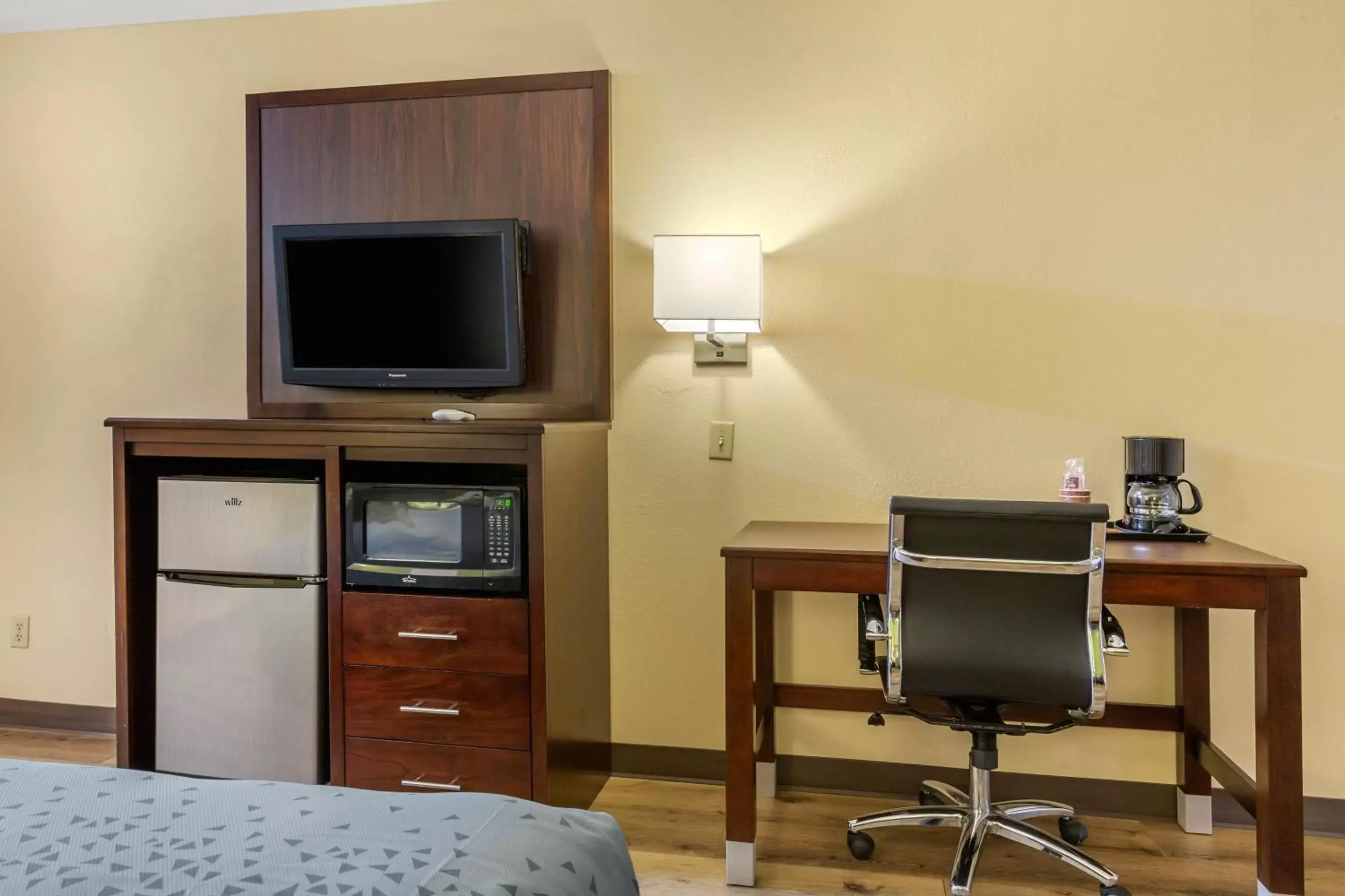 Queen Room with Two Queen Beds in Econo Lodge West - Coors Blvd