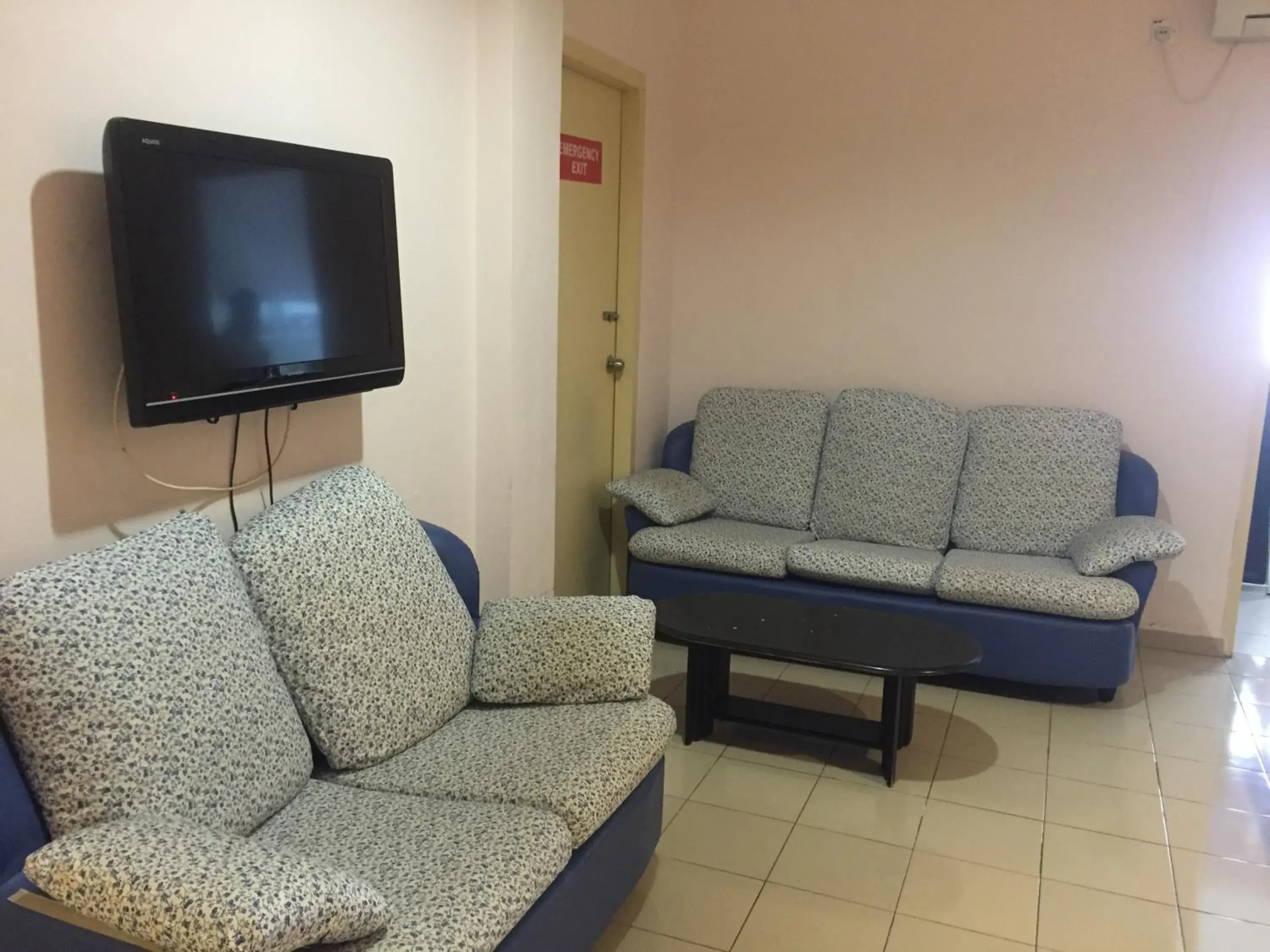 Photo of the whole room, Seating Area in Venice Inn