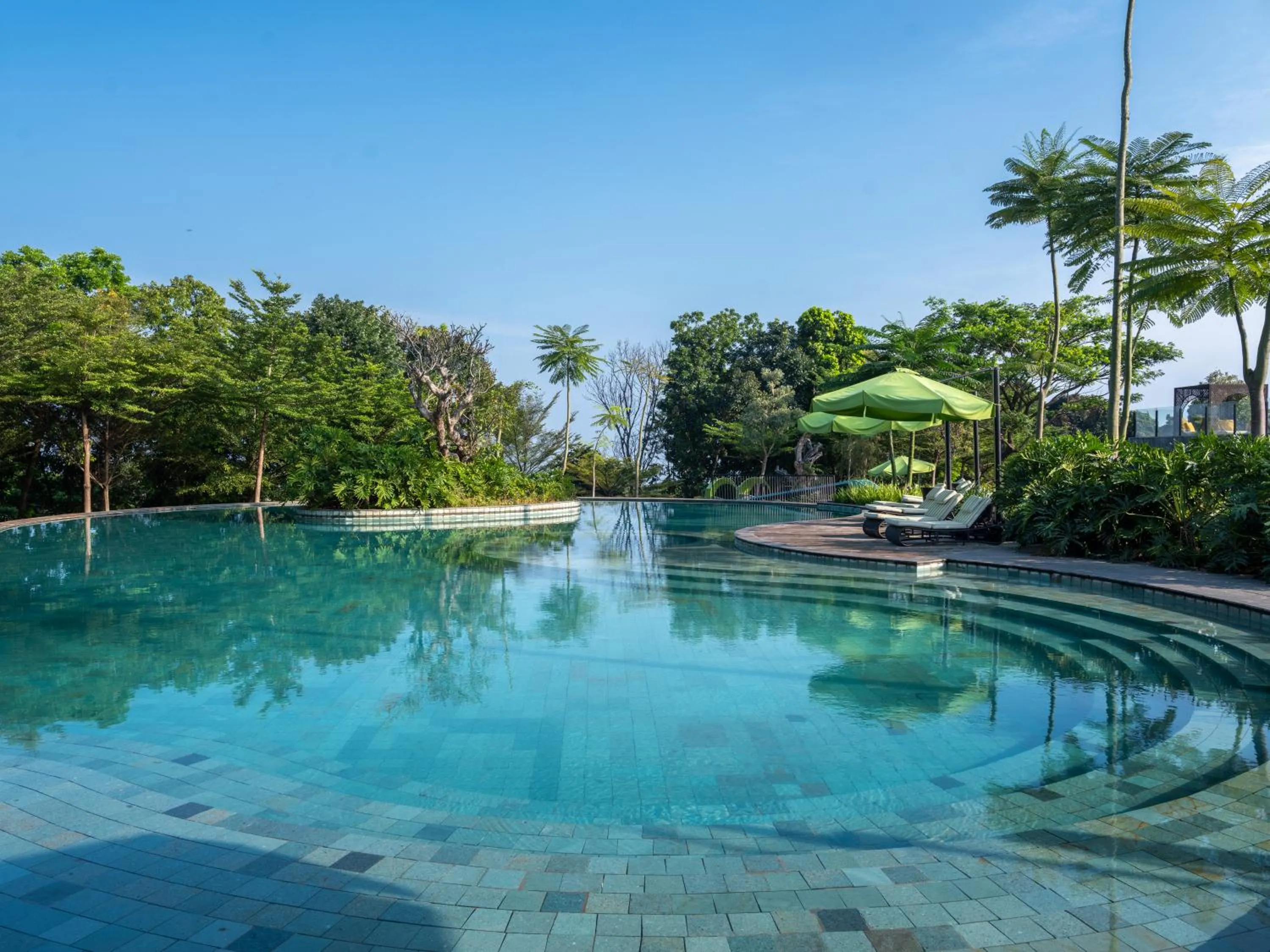 Swimming pool in Royal Tulip Gunung Geulis Resort and Golf