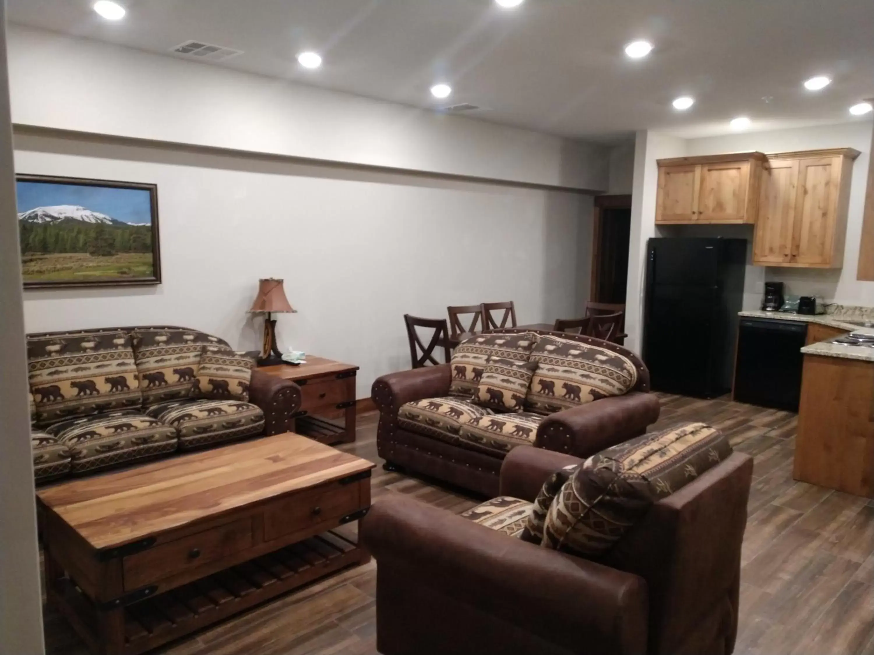 Kitchen or kitchenette, Seating Area in Sawtelle Mountain Resort