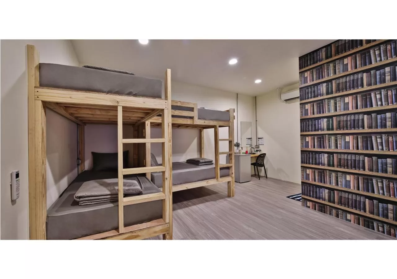 Library in Full House of Happiness B&B