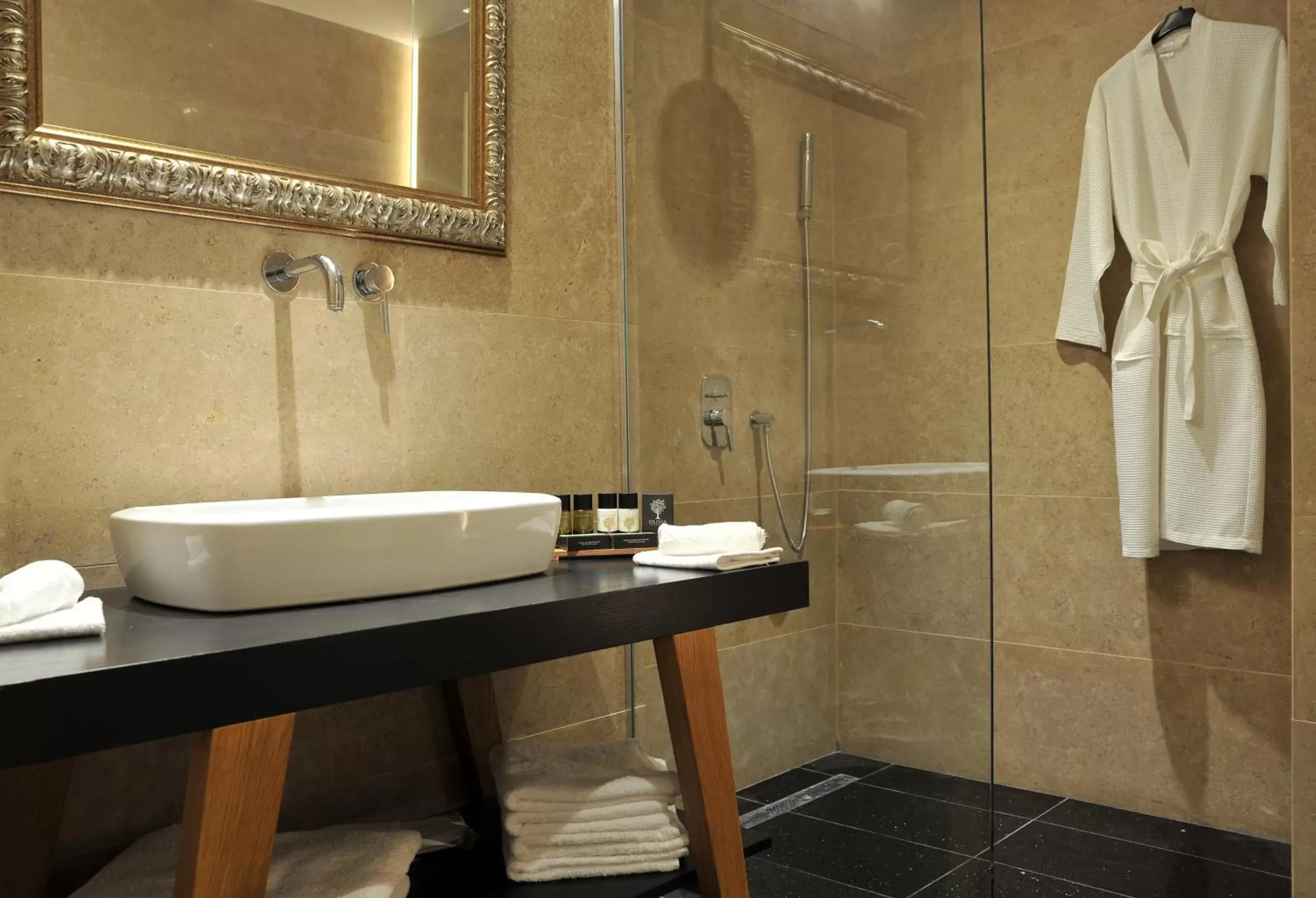 Shower, Bathroom in Athenaeum Grand Hotel
