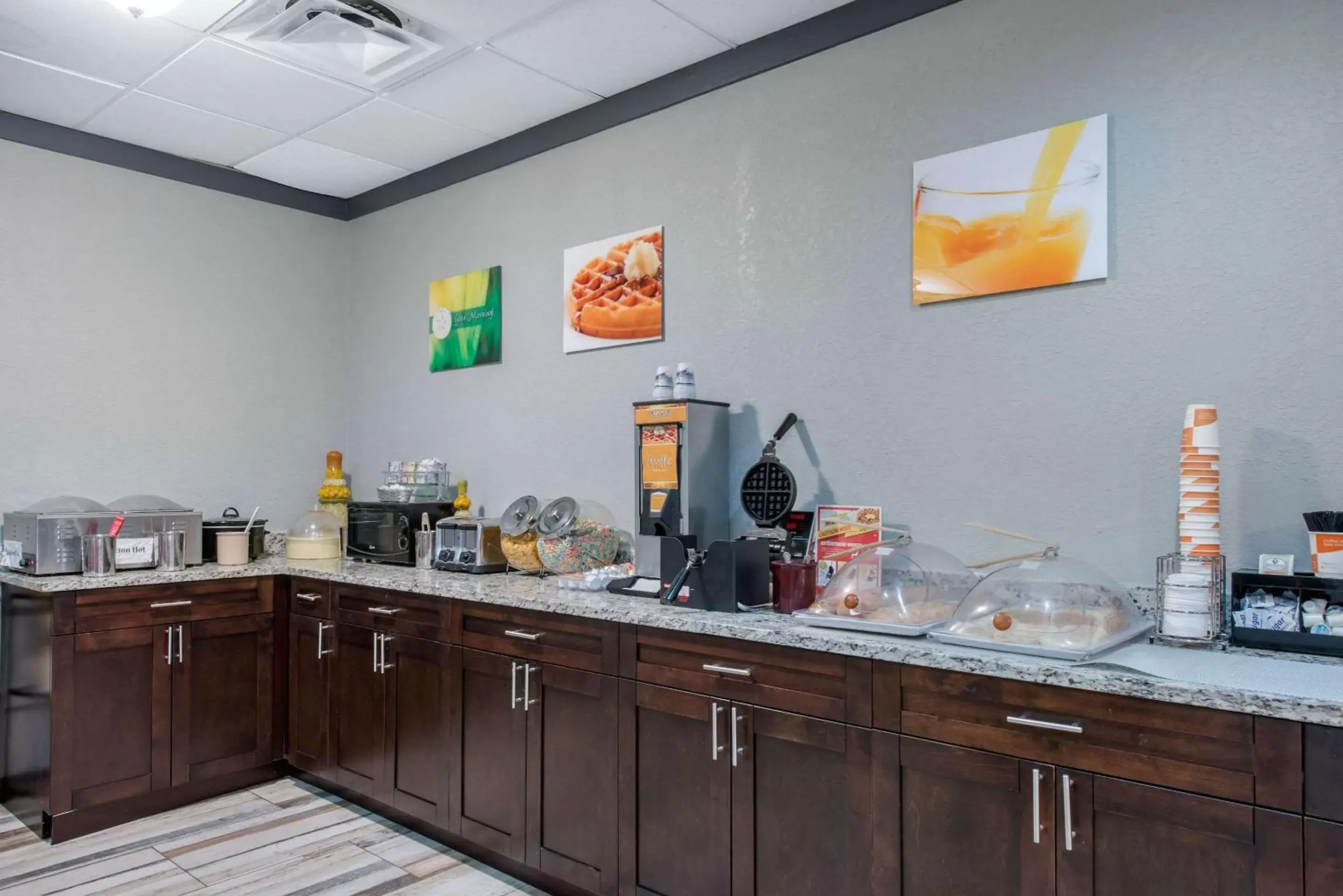 Restaurant/places to eat, Kitchen/Kitchenette in Quality Inn & Suites Brooksville I-75/Dade City