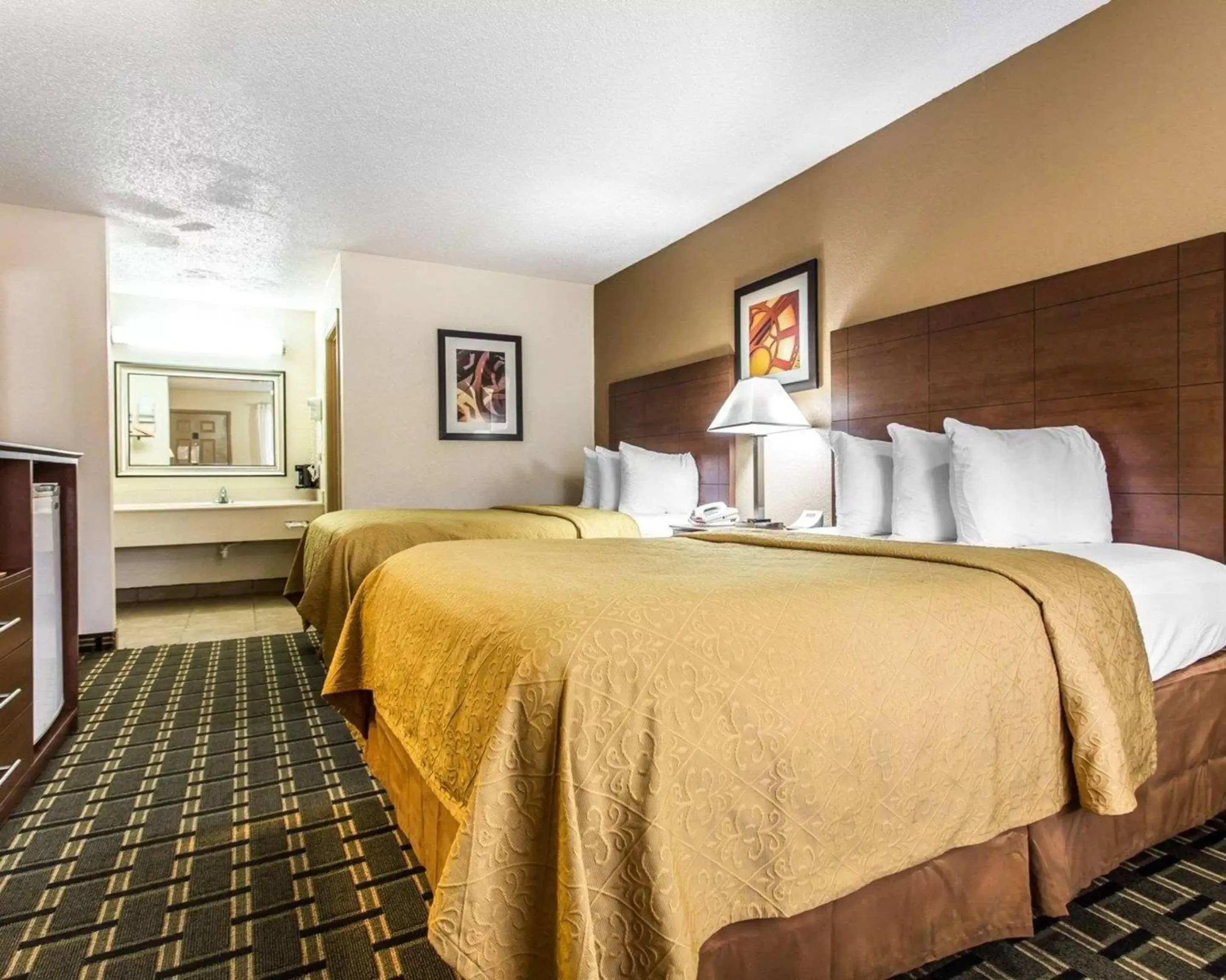 Photo of the whole room, Bed in Quality Inn & Suites Morrow Atlanta South