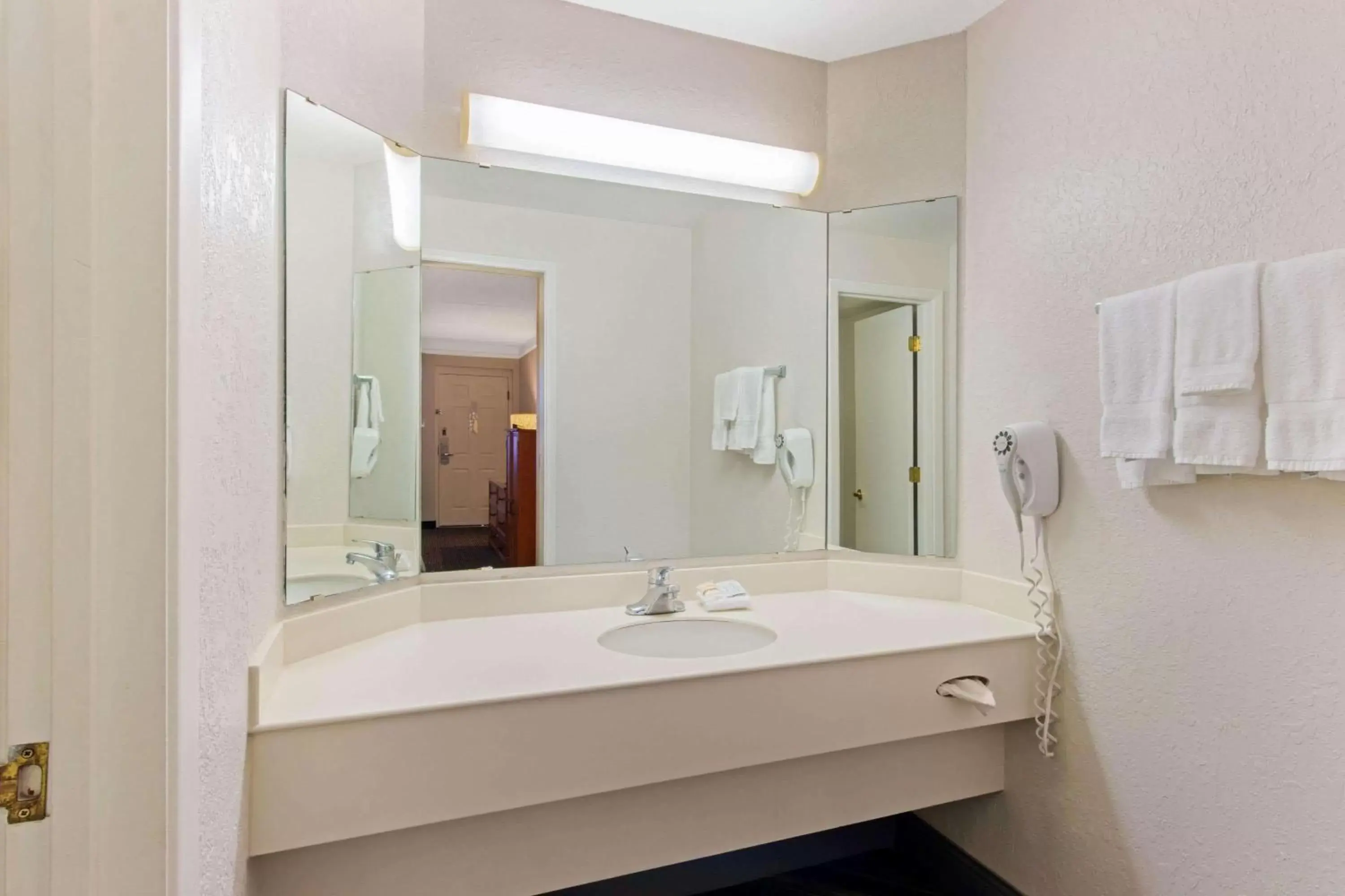 Bathroom in La Quinta Inn by Wyndham Santa Fe