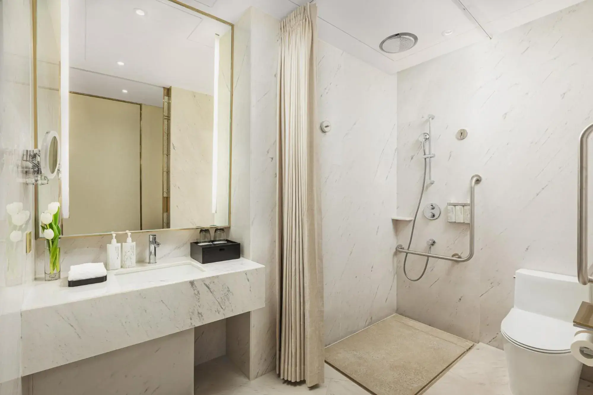 Shower, Bathroom in HUALUXE Shanghai Changfeng Park, an IHG Hotel