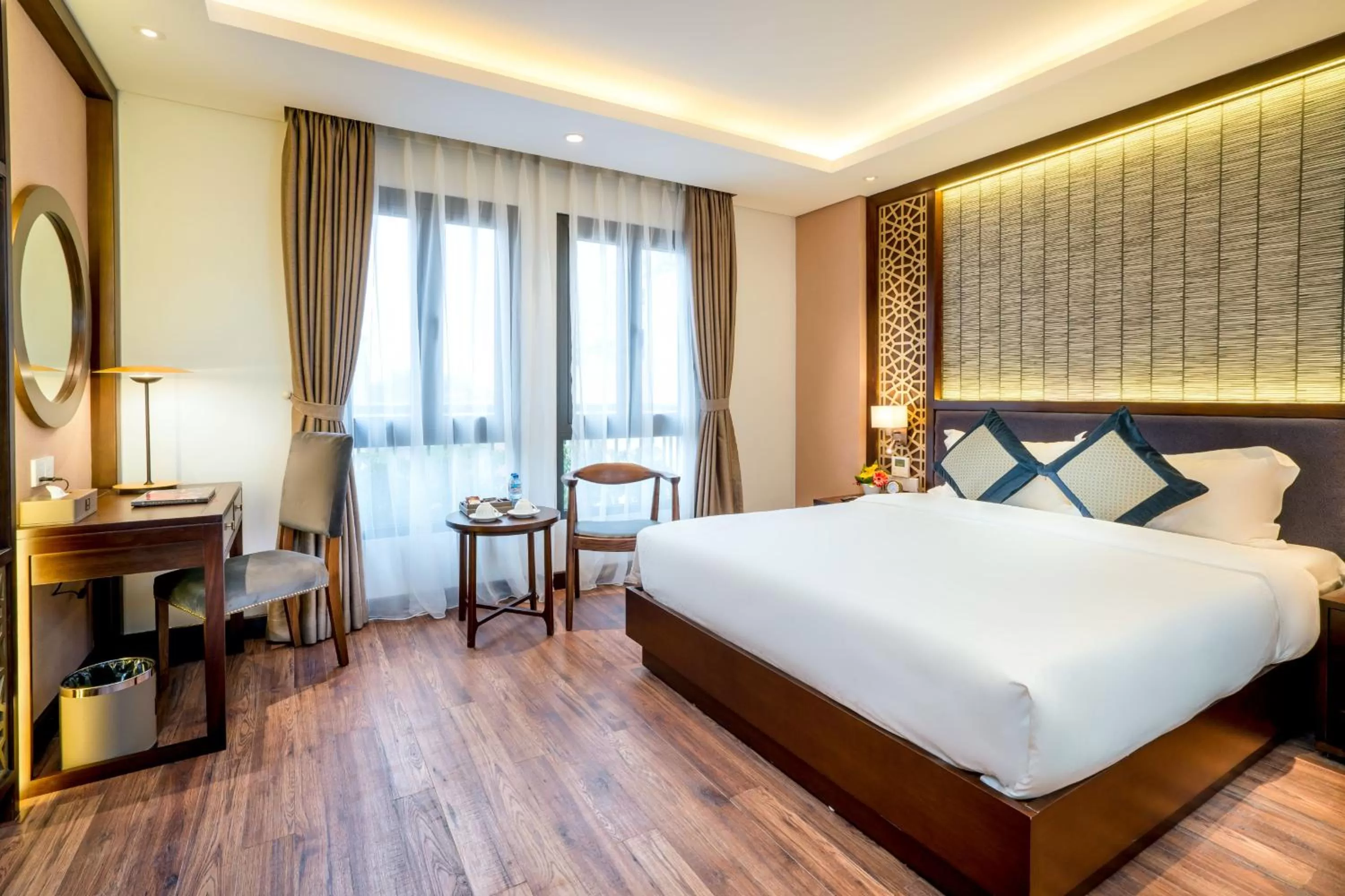 Bedroom, Bed in Conifer Grand Hotel