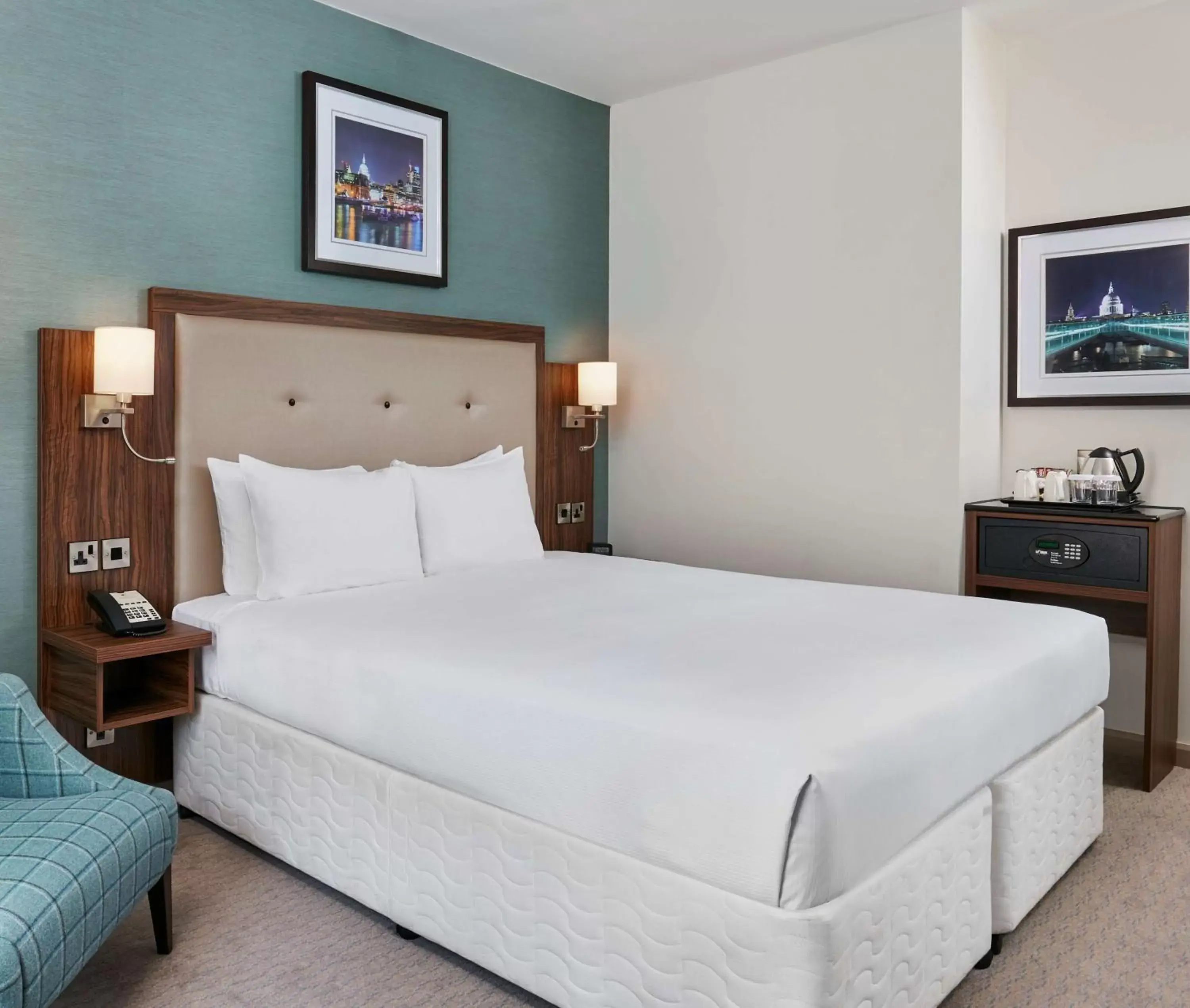 Bedroom, Bed in DoubleTree by Hilton London Angel Kings Cross