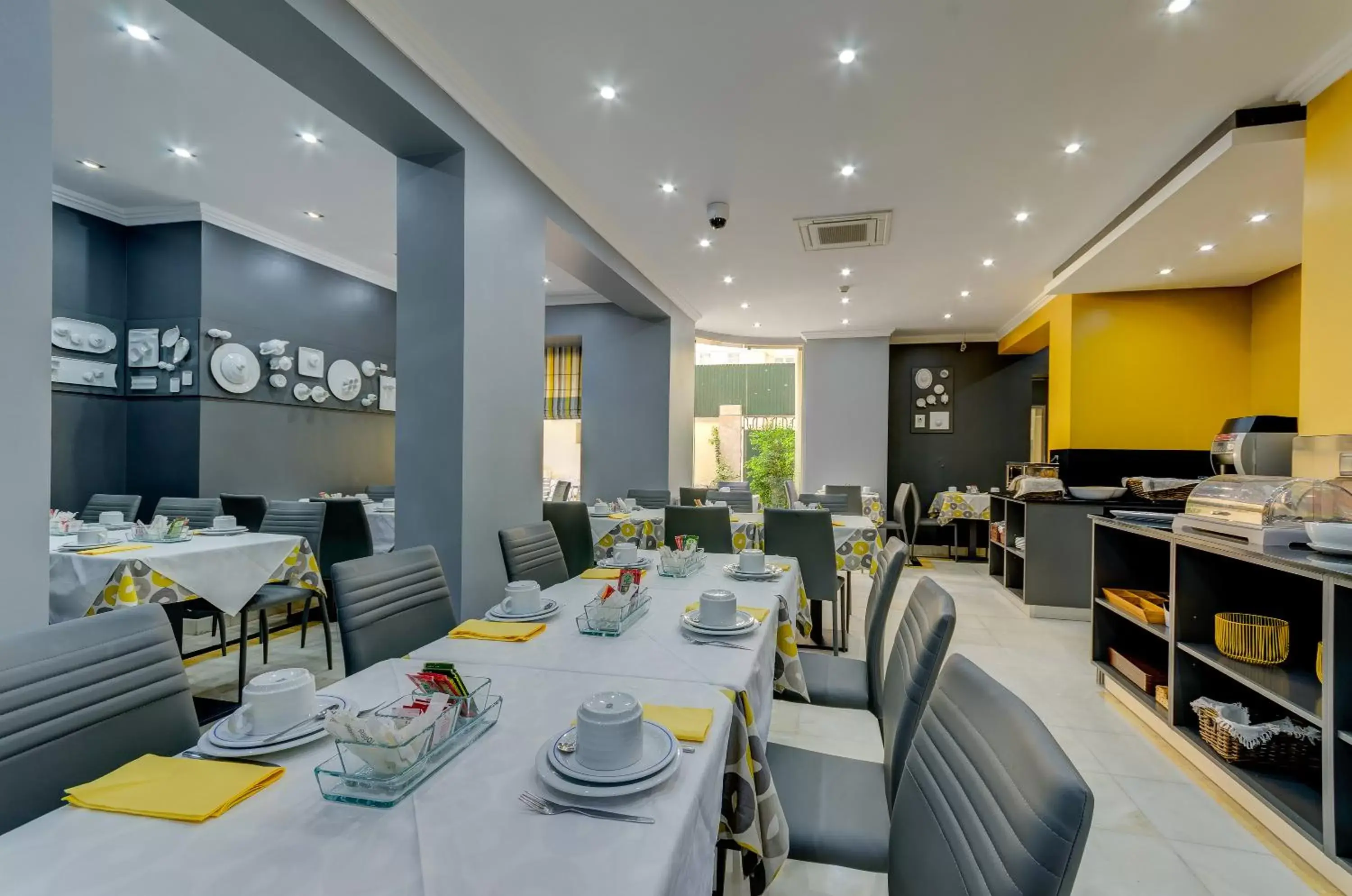 Restaurant/Places to Eat in Hotel Avenida Park