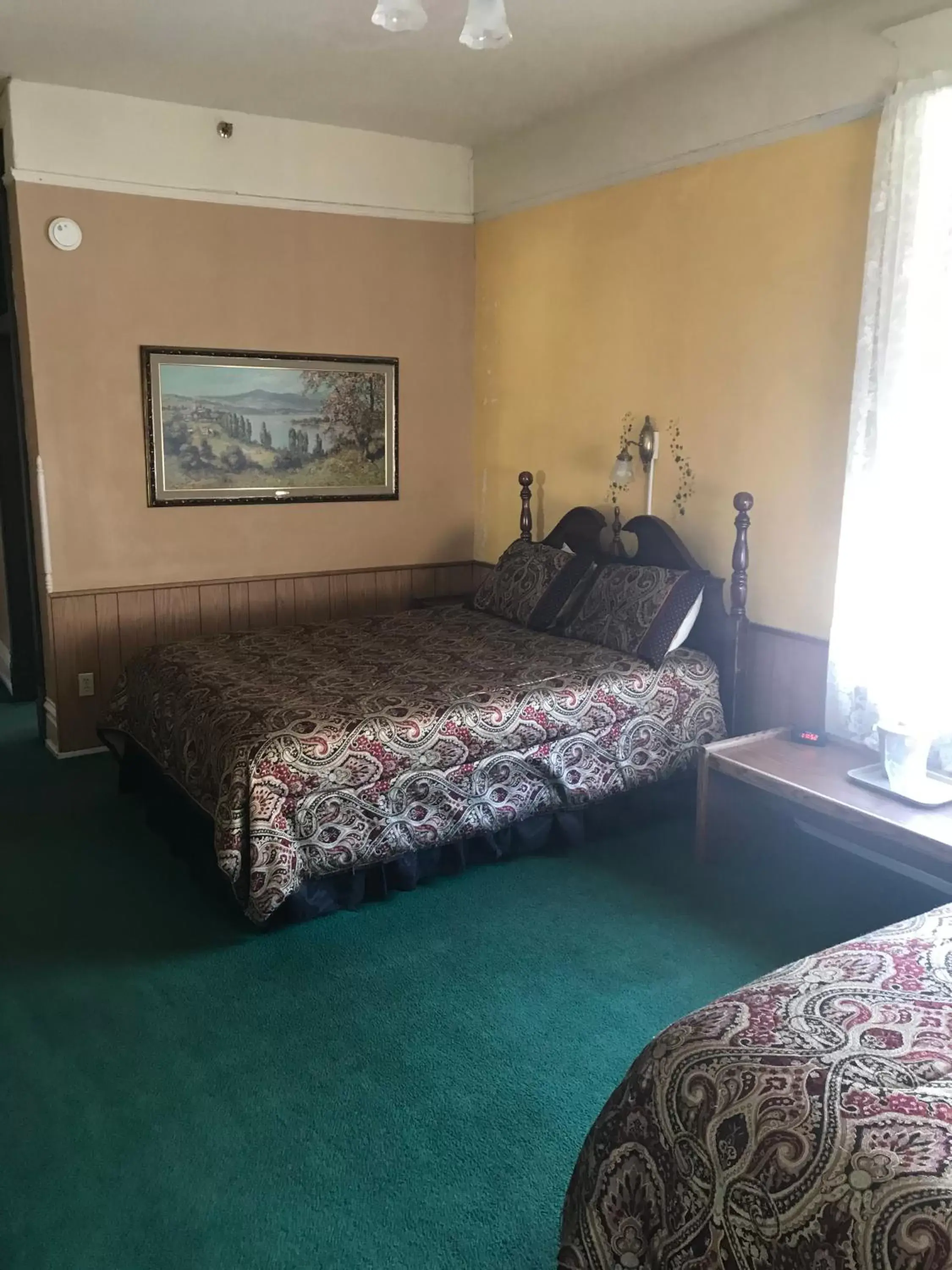 Bed in Historic Franklin Hotel