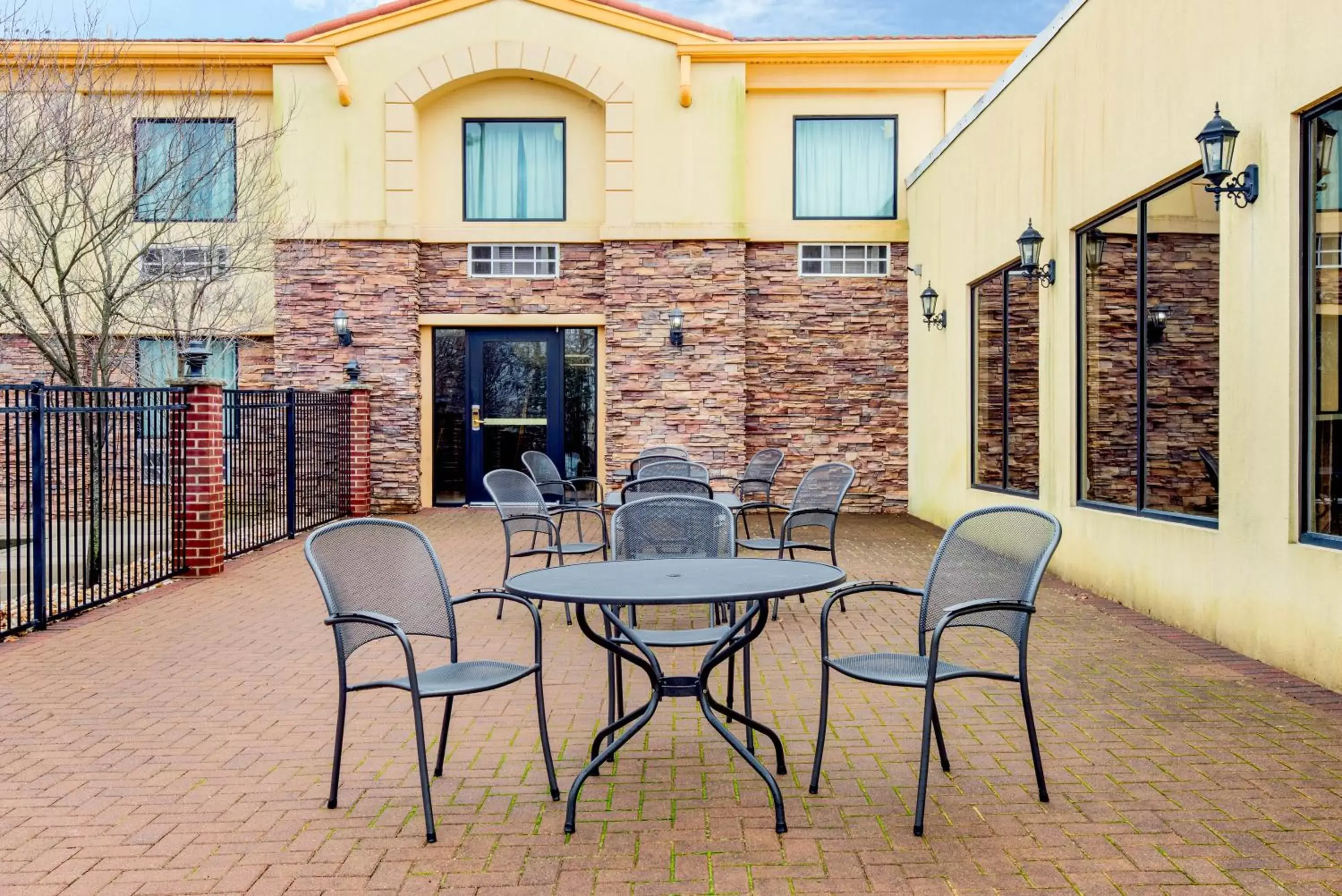 Patio in La Quinta Inn by Wyndham West Long Branch