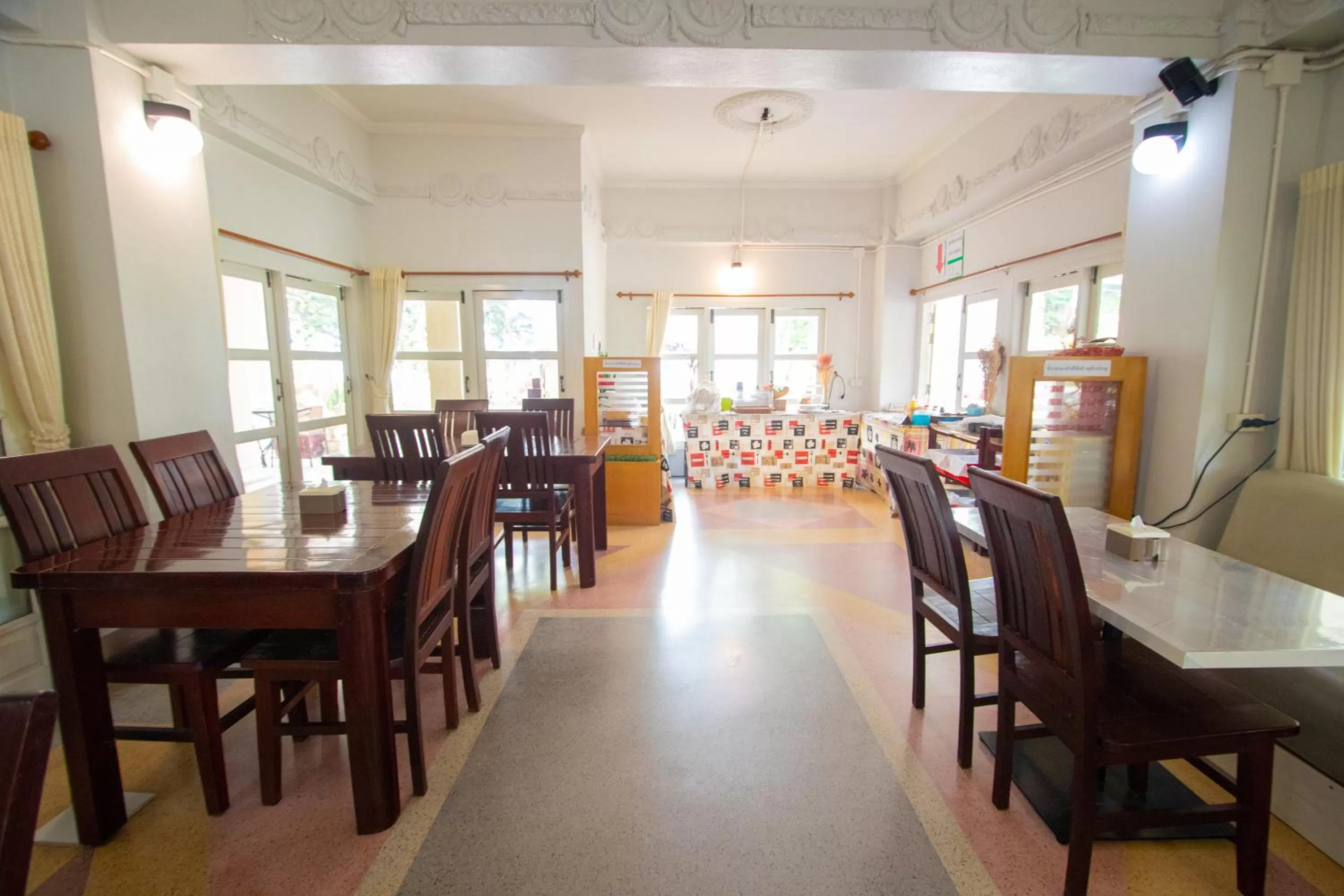 Restaurant/places to eat in Anchalee Resort