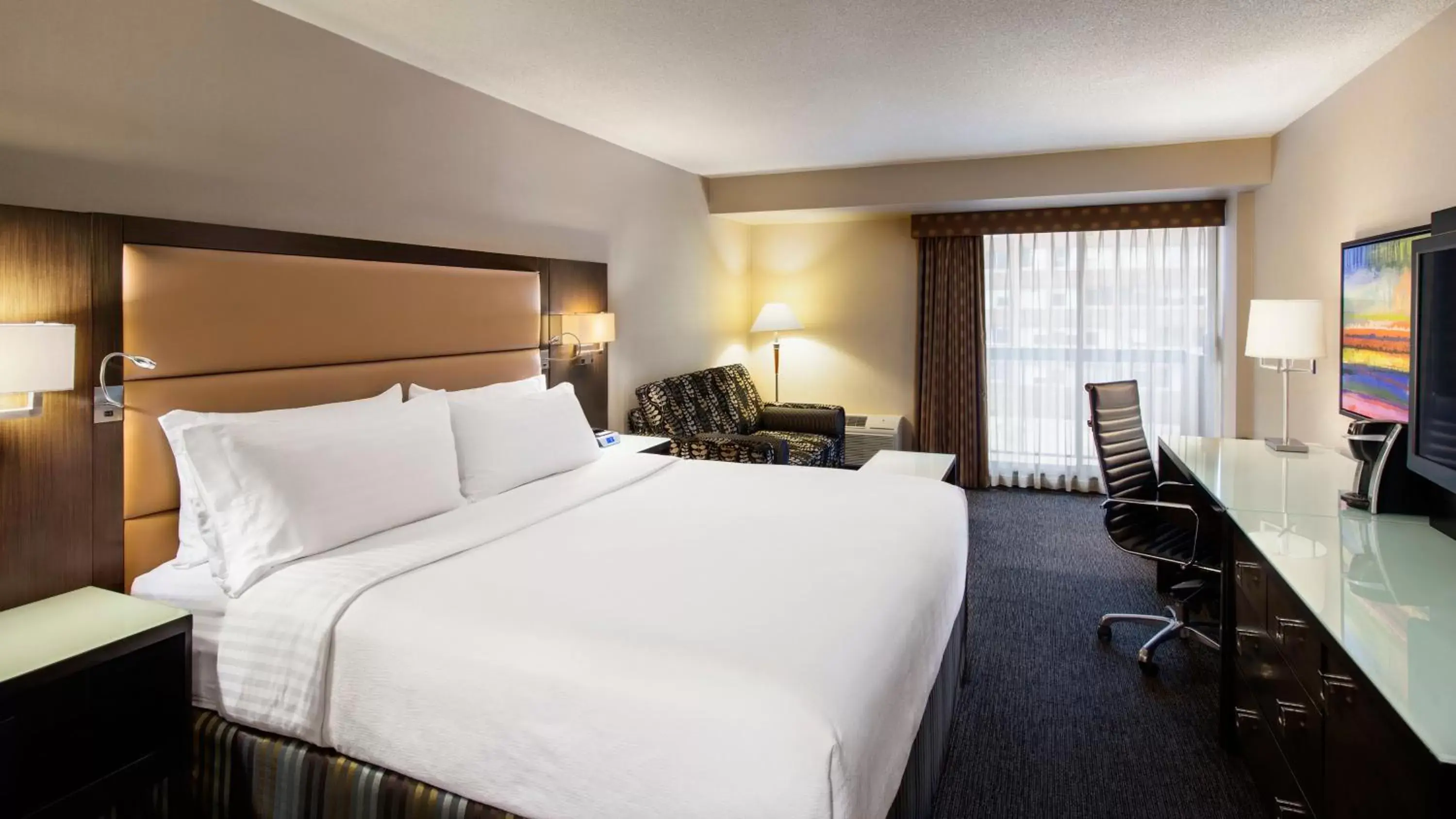 Photo of the whole room, Bed in Holiday Inn Vancouver Downtown & Suites, an IHG Hotel